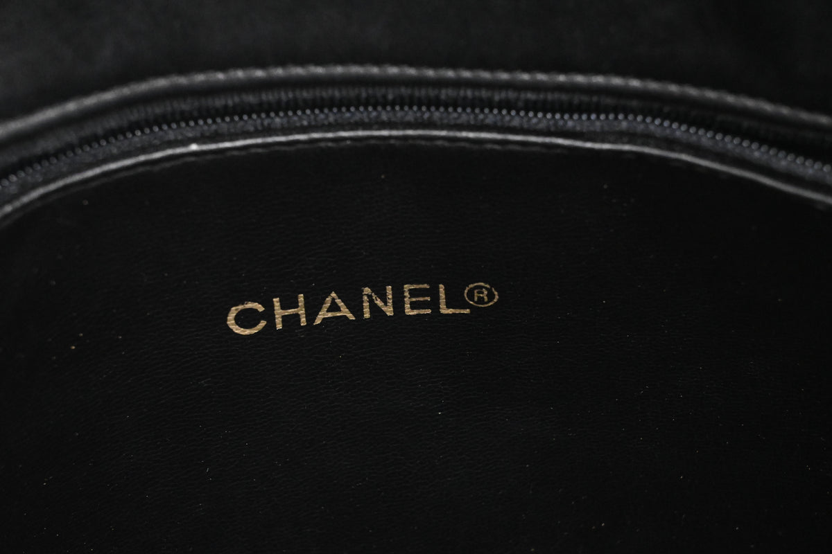 Chanel Shoulder Bag in Black Leather