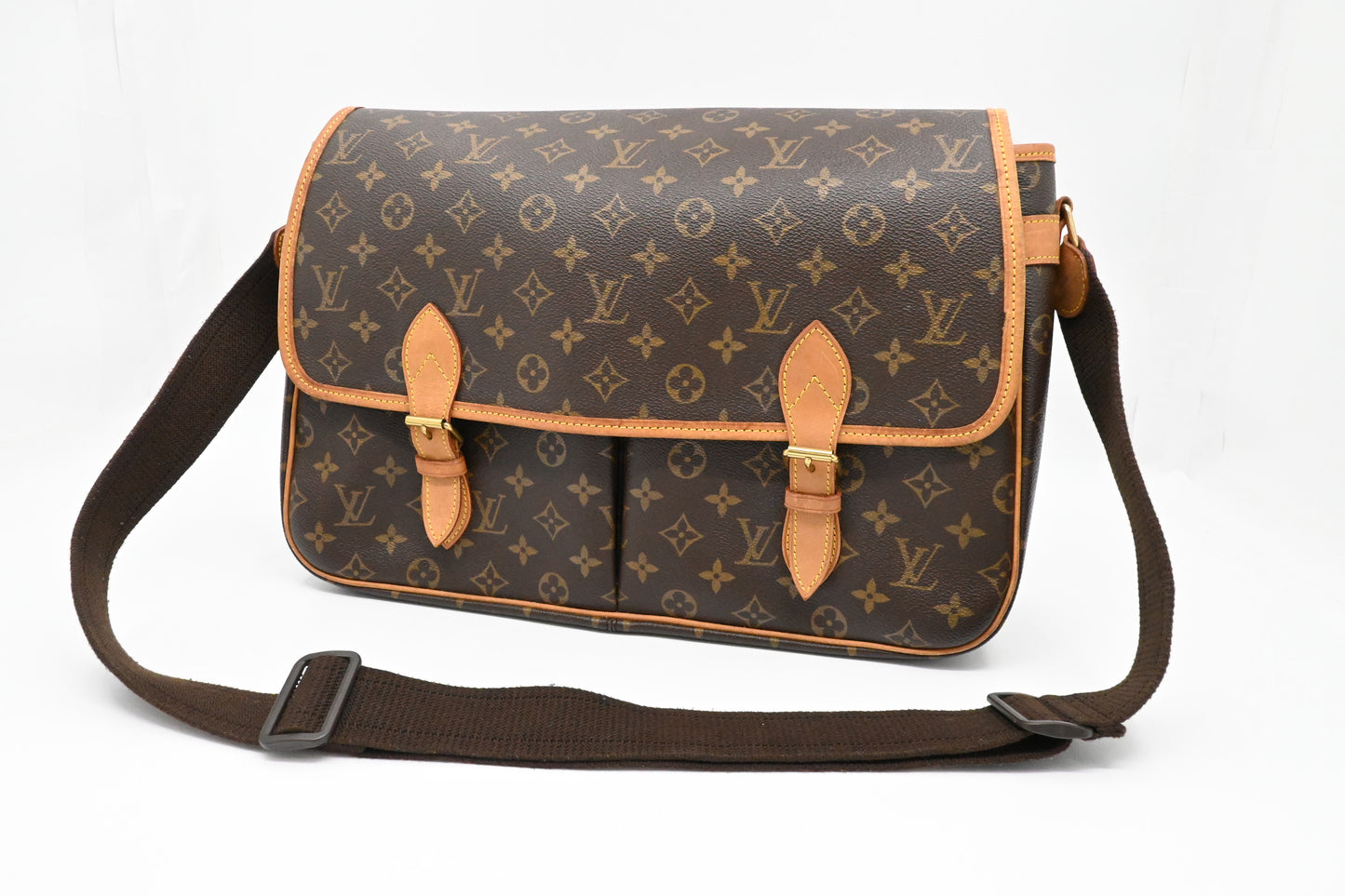 Louis Vuitton Gibeciere in Monogram Canvas