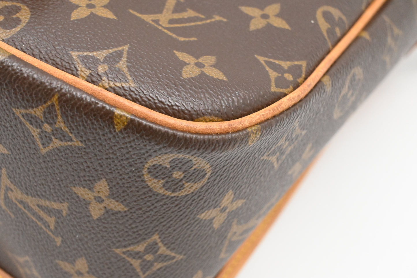Louis Vuitton Gibeciere in Monogram Canvas