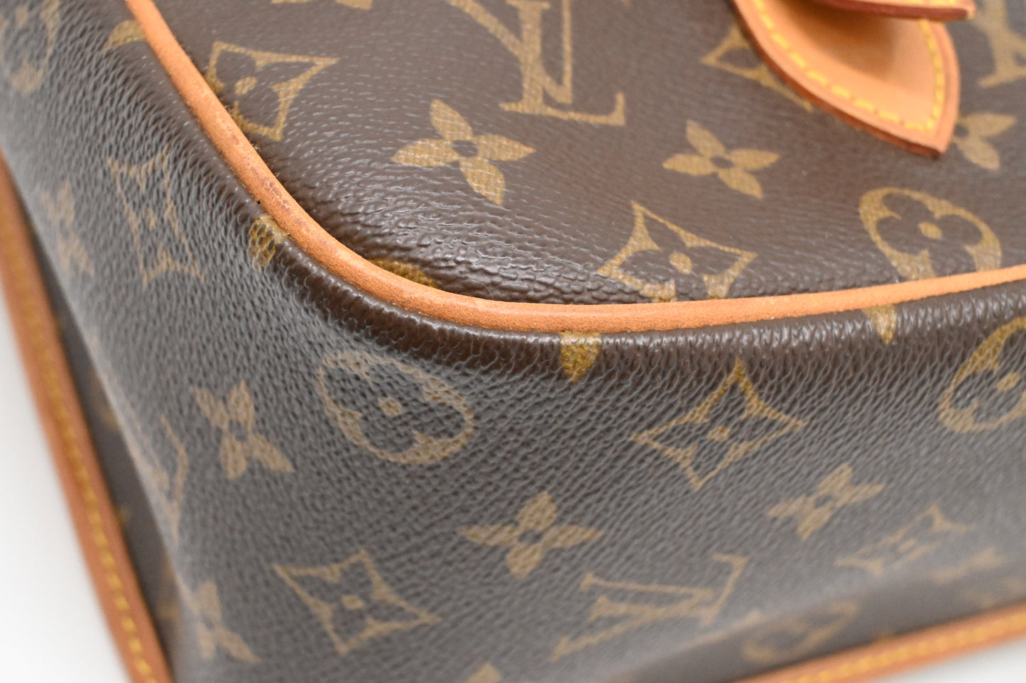 Louis Vuitton Gibeciere in Monogram Canvas