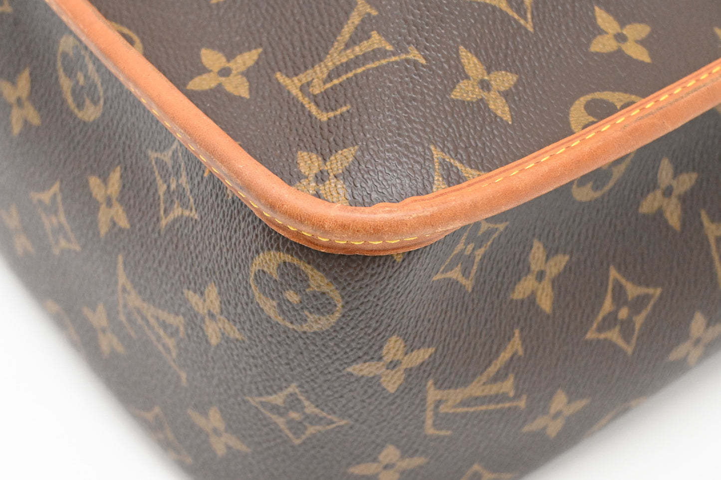 Louis Vuitton Gibeciere in Monogram Canvas