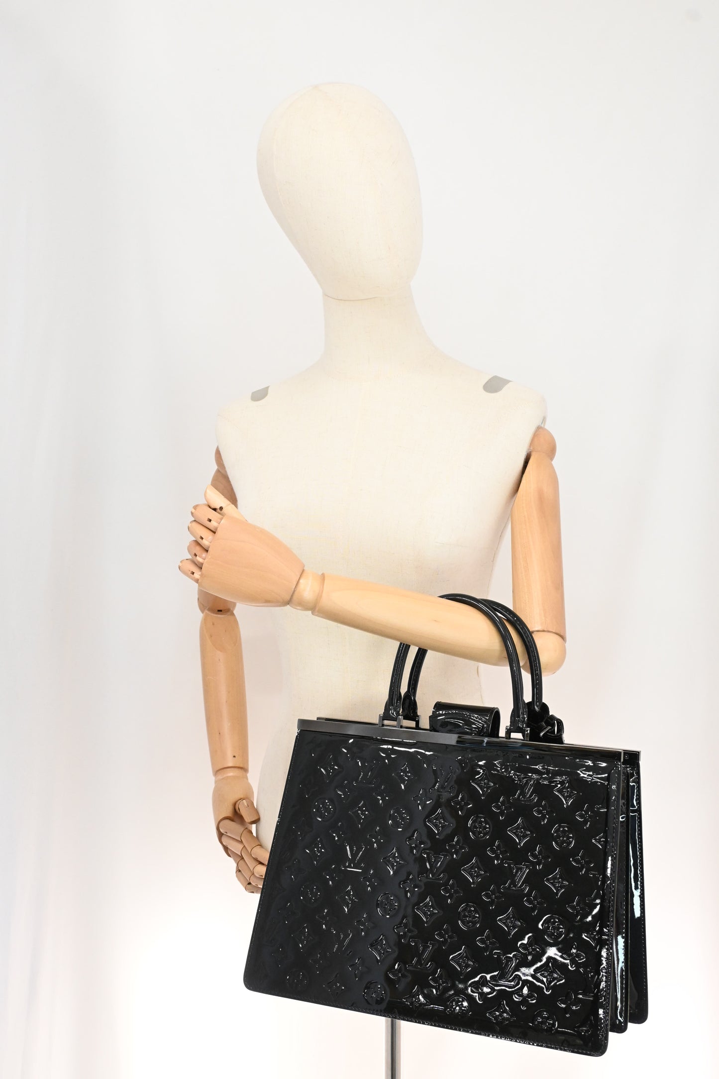 Louis Vuitton Deesse GM in Black Vernis Leather