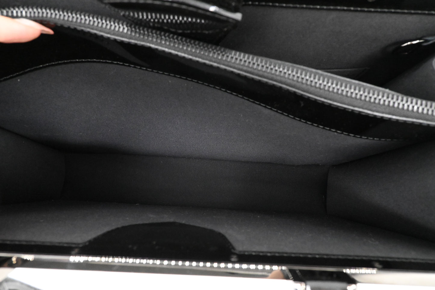 Louis Vuitton Deesse GM in Black Vernis Leather
