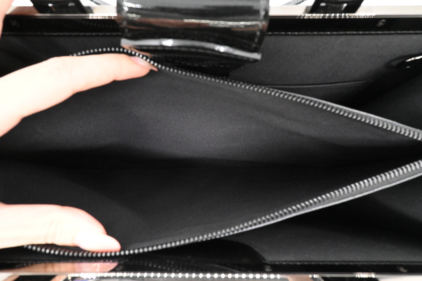 Louis Vuitton Deesse GM in Black Vernis Leather