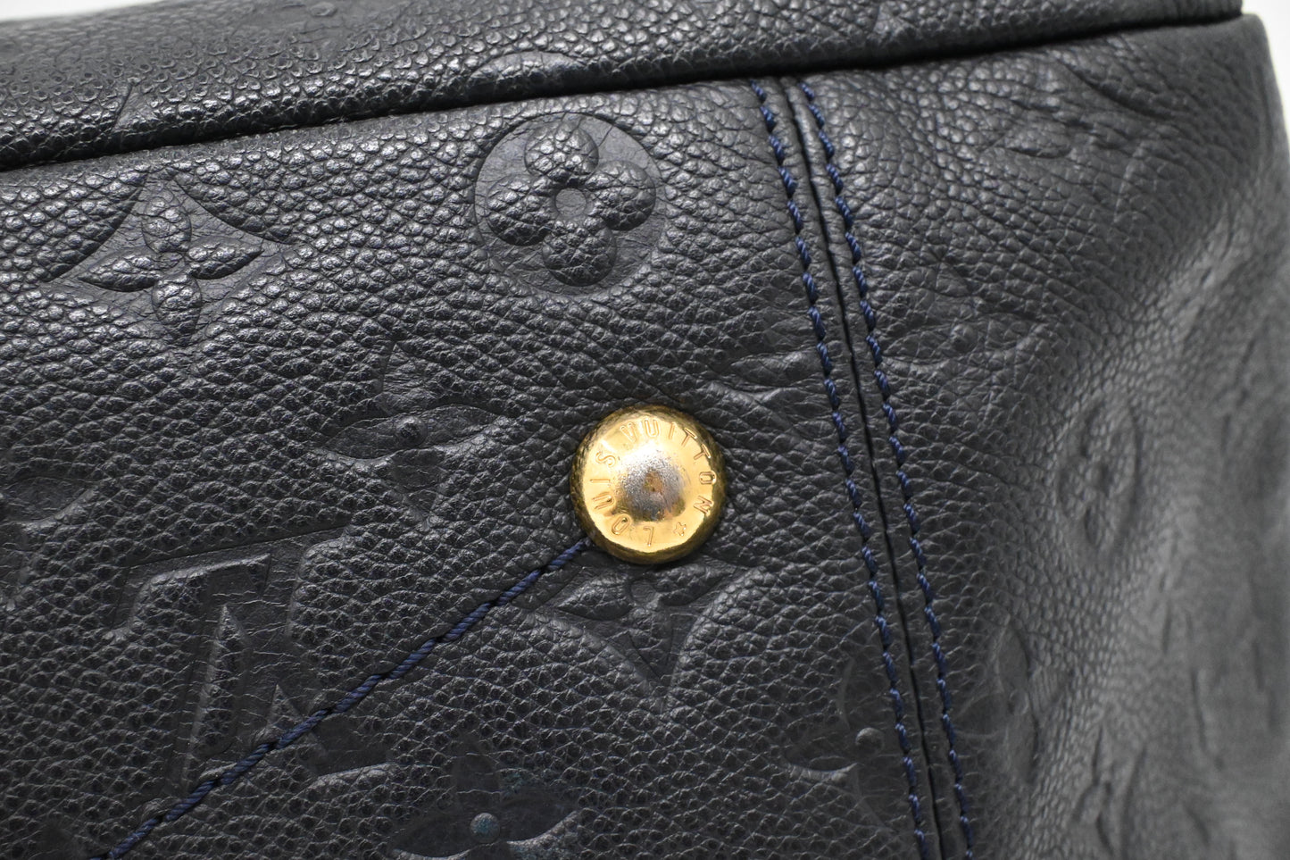 Louis Vuitton Artsy MM in Bleu Infini Empreinte Leather