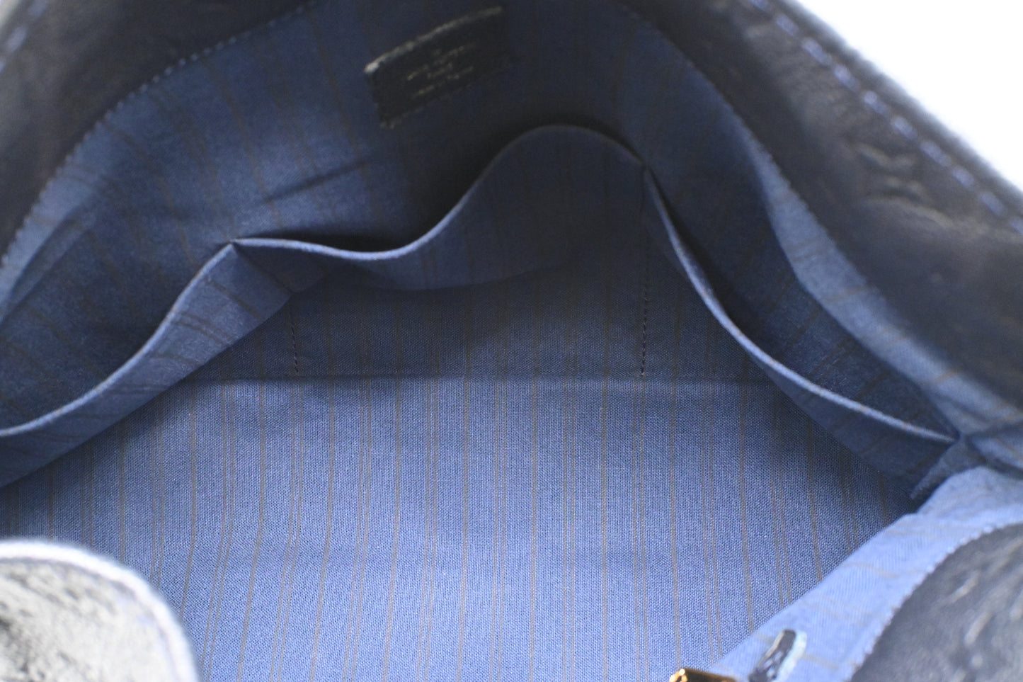 Louis Vuitton Artsy MM in Bleu Infini Empreinte Leather