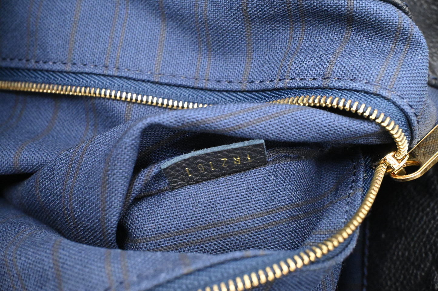 Louis Vuitton Artsy MM in Bleu Infini Empreinte Leather