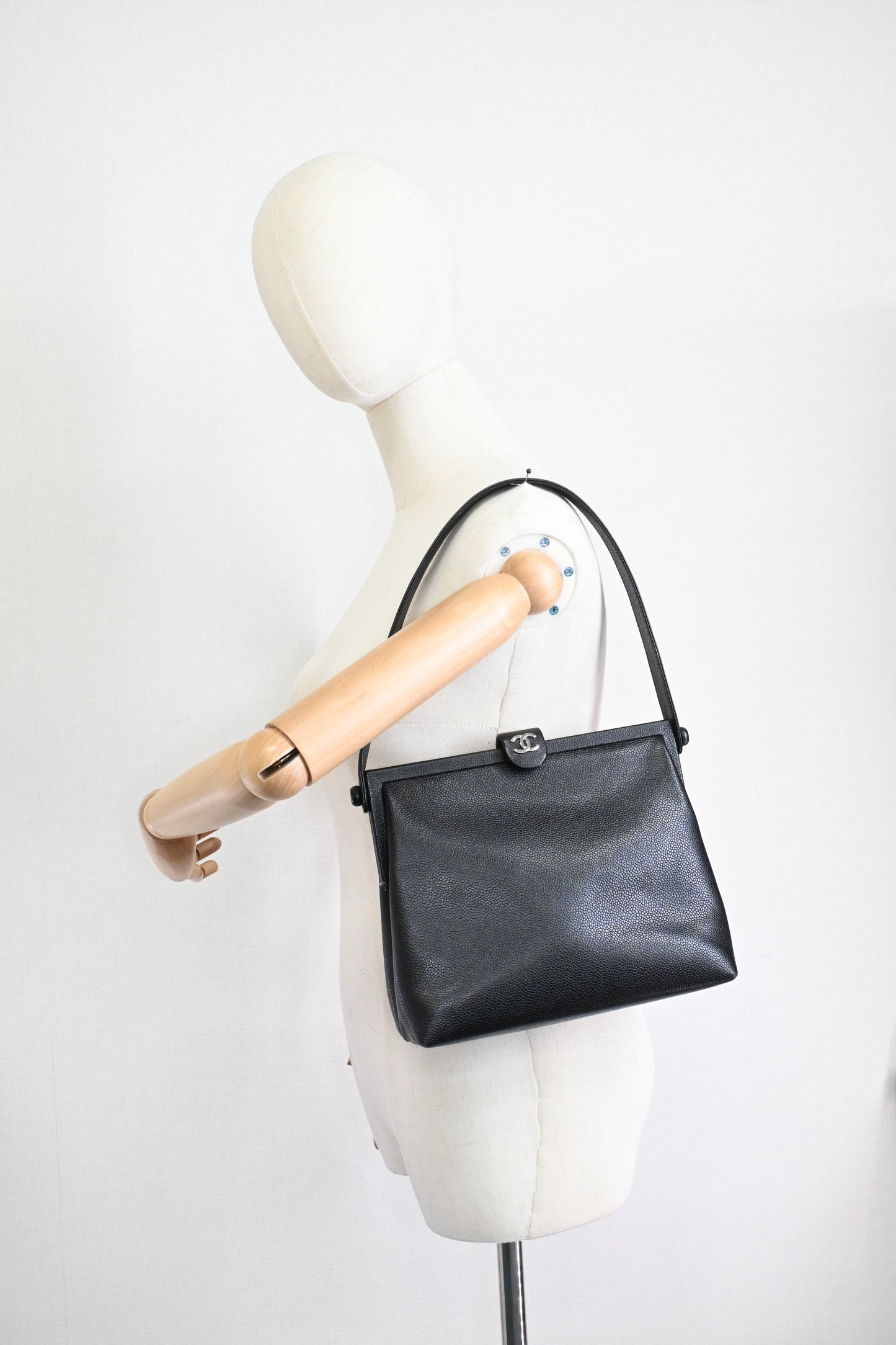 Chanel Shoulder Bag in Black Caviar Leather