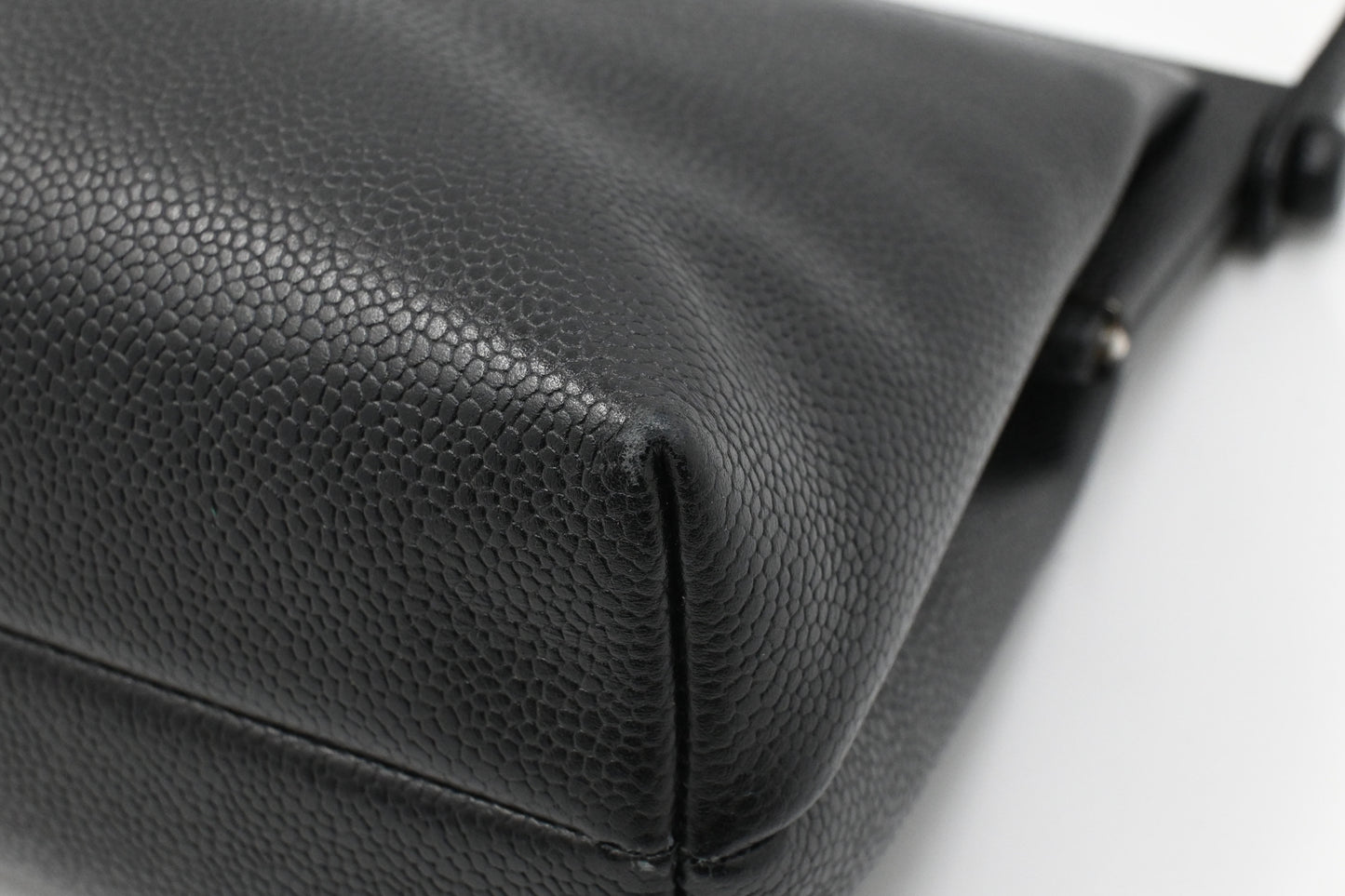 Chanel Shoulder Bag in Black Caviar Leather