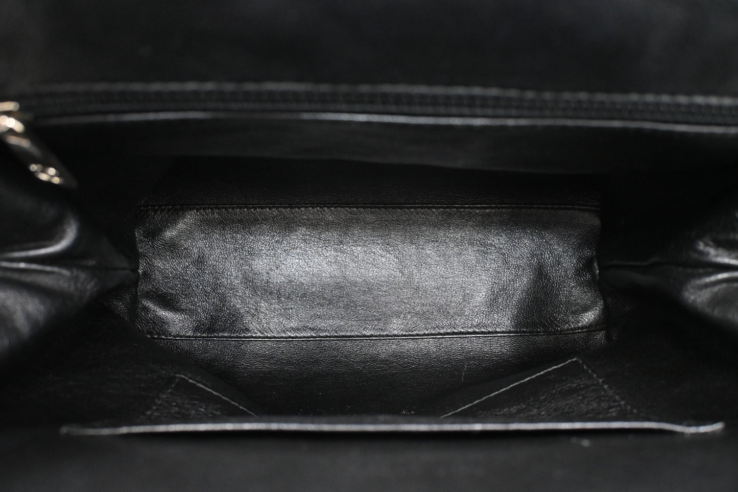 Chanel Shoulder Bag in Black Caviar Leather