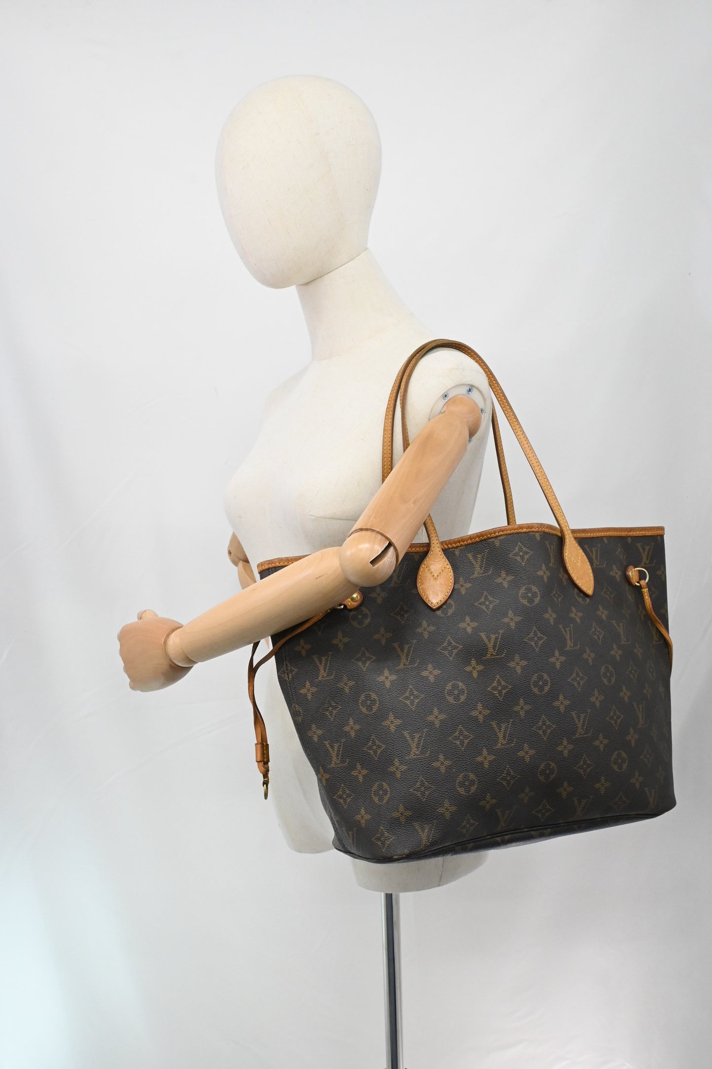 Louis Vuitton Neverfull MM in Monogram Canvas