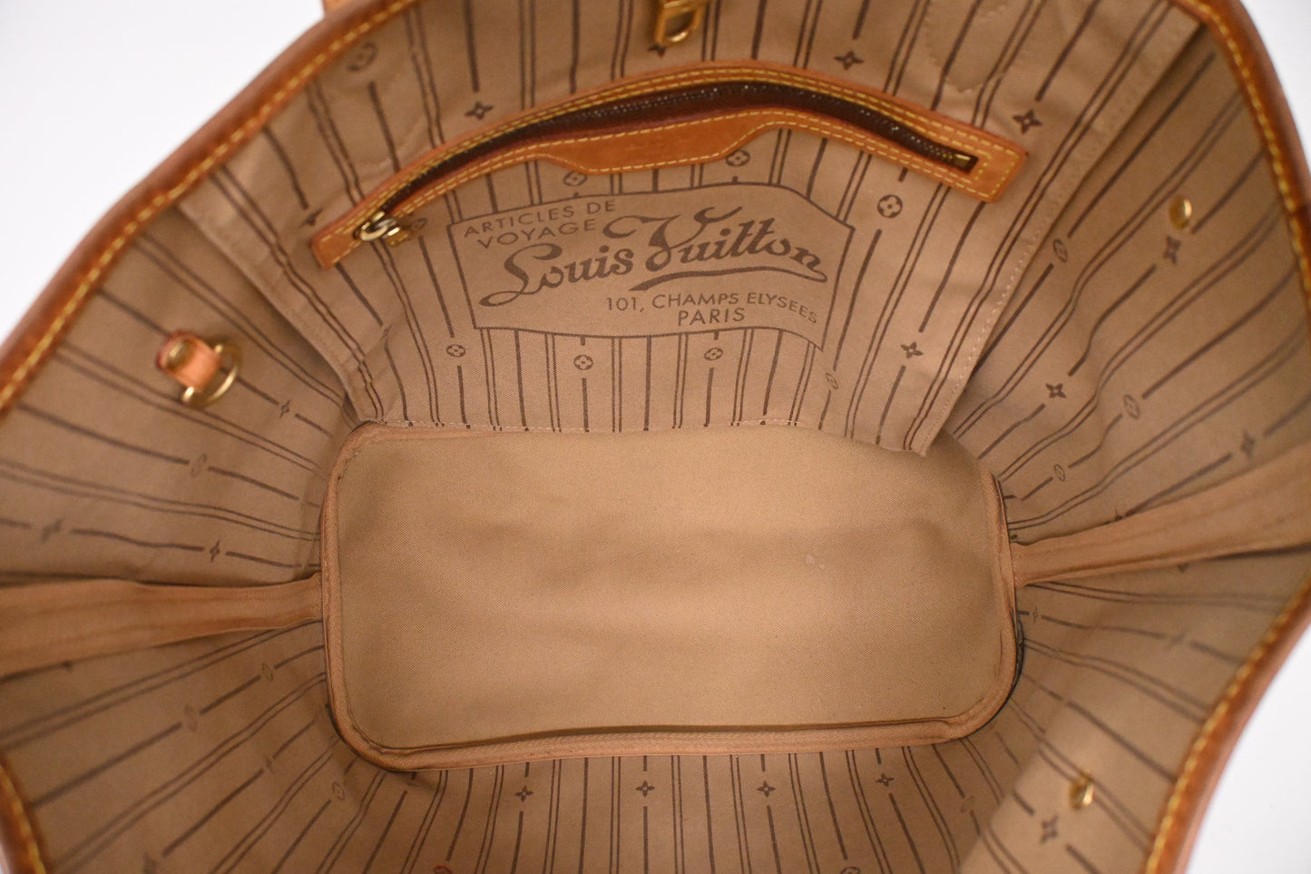 Louis Vuitton Neverfull MM in Monogram Canvas