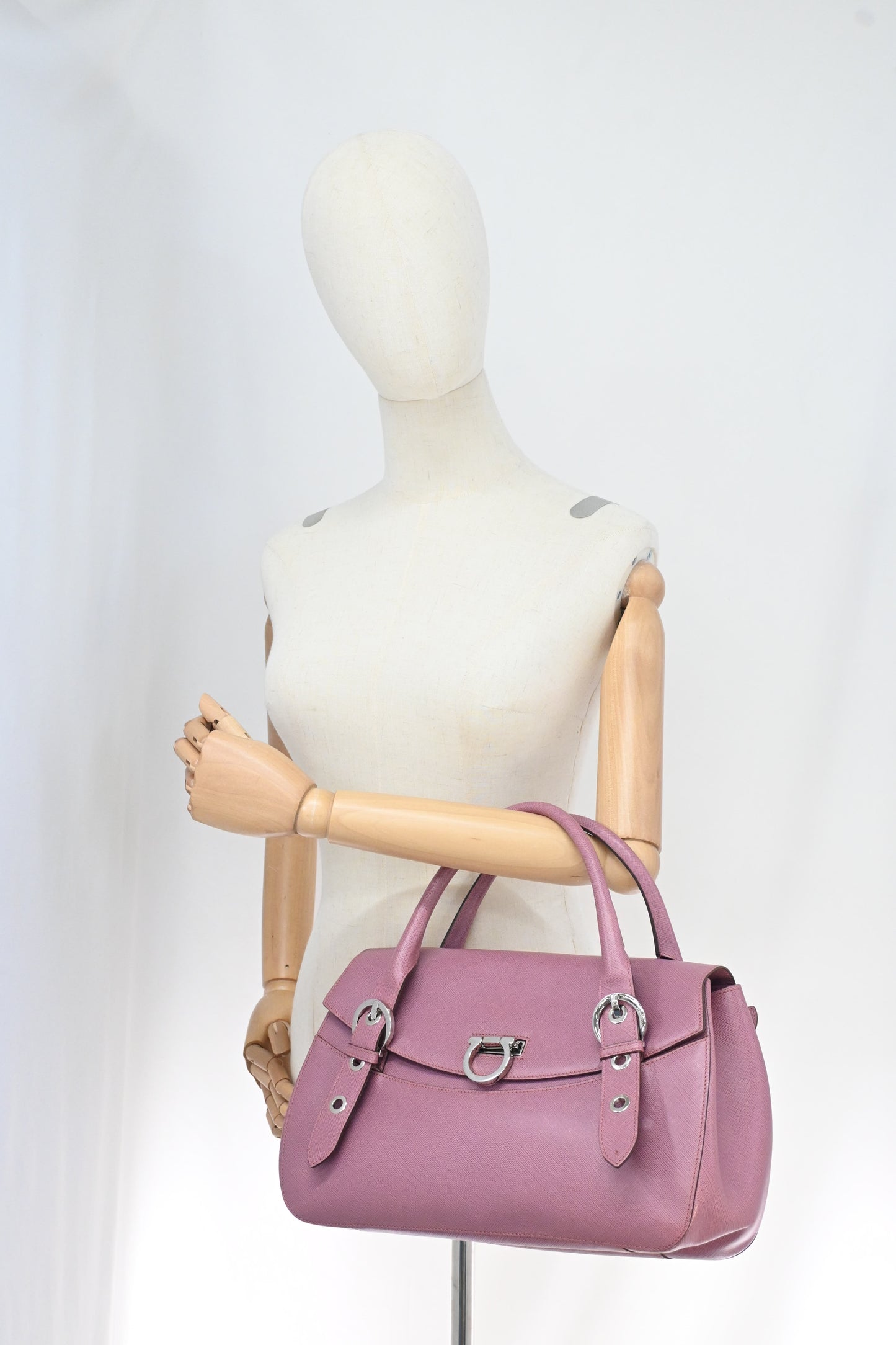 Ferragamo Gancini Shoulder Bag in Pink Leather