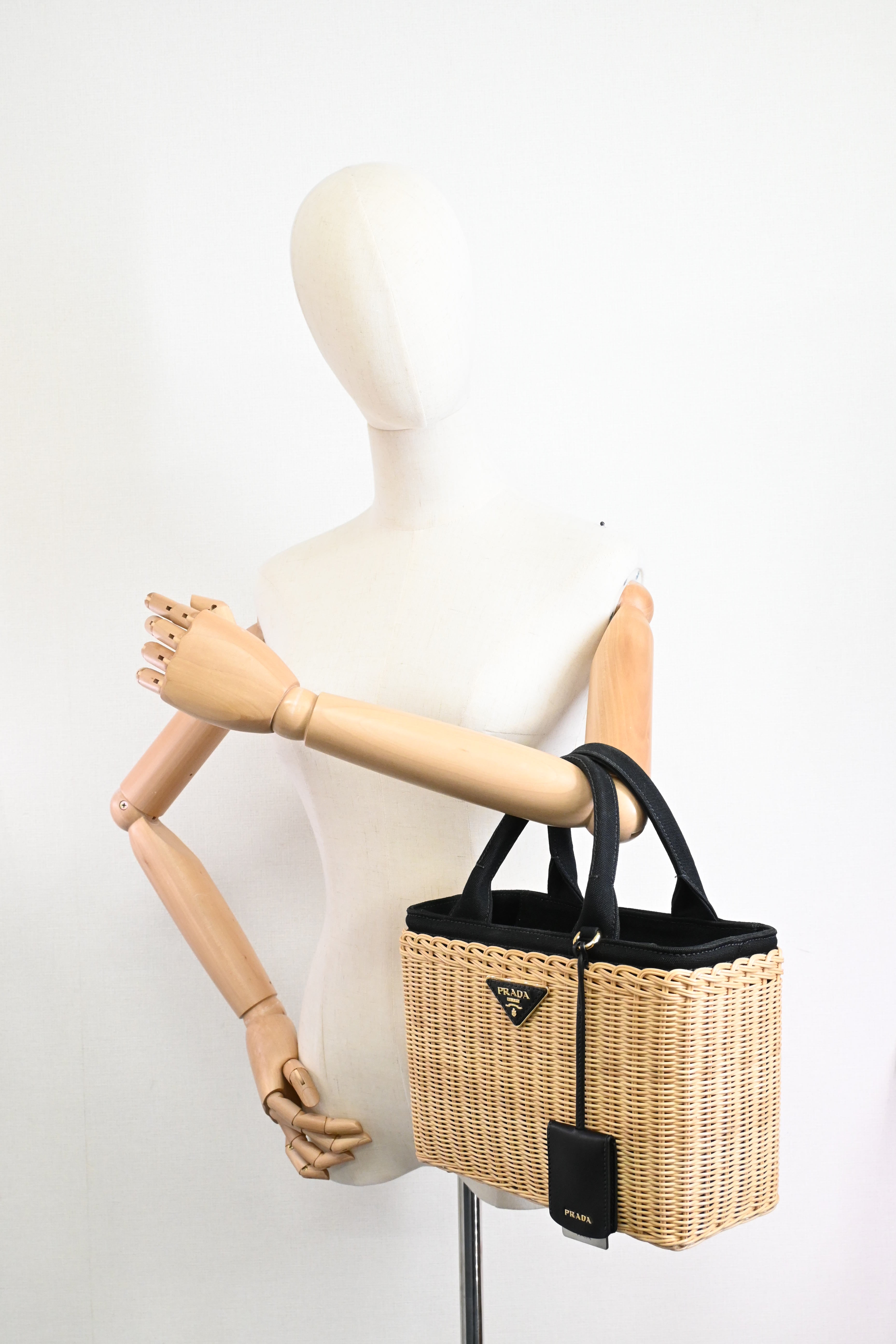 PRADA　CANAPA　ミニ　パイナップル Prada Midollino Canapa Wicker in Black Canvas – Weekly Lux Drop