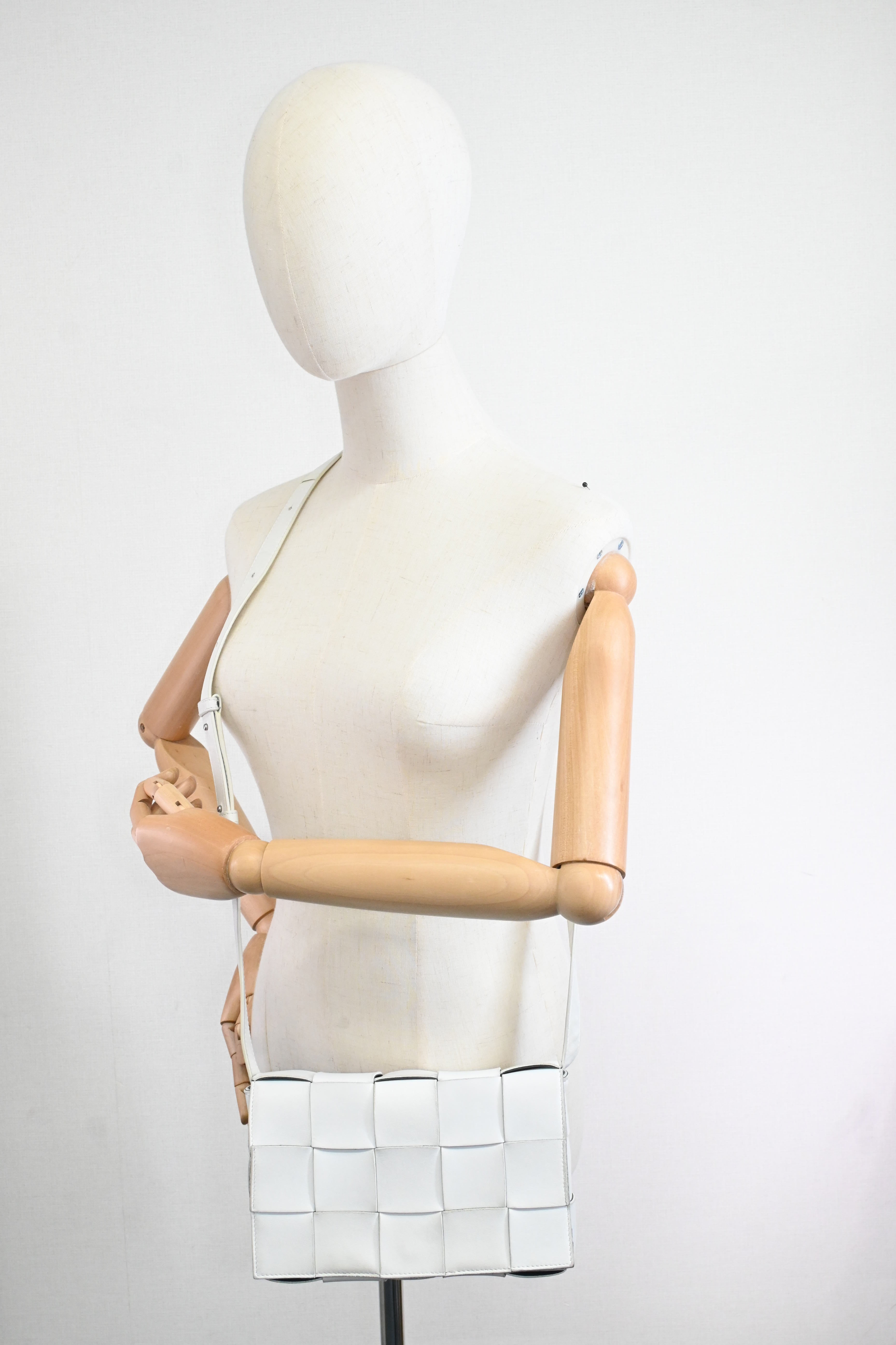 Bottega Veneta Cassette in White Leather – Weekly Lux Drop