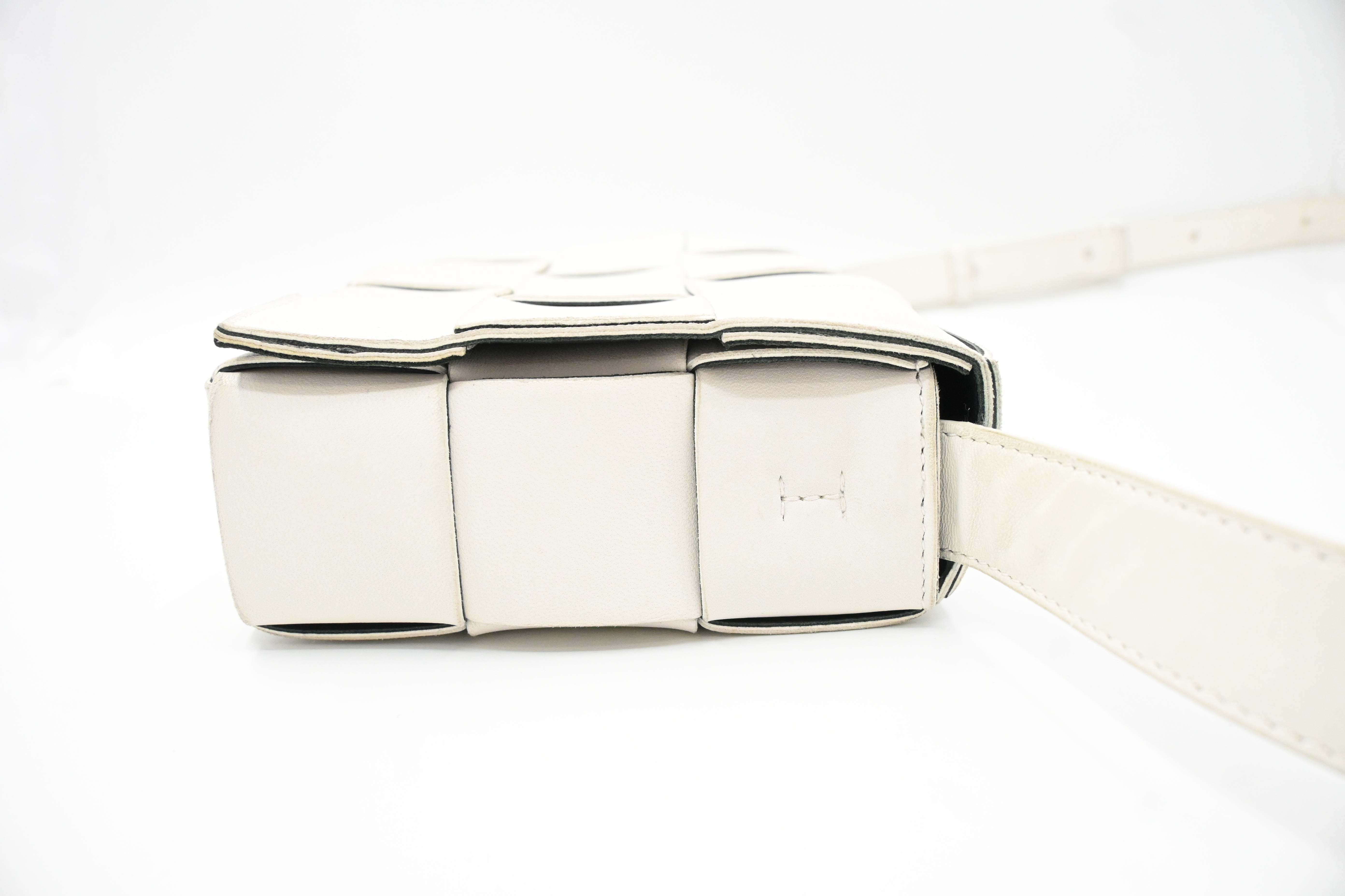 Bottega Veneta Cassette in White Leather – Weekly Lux Drop