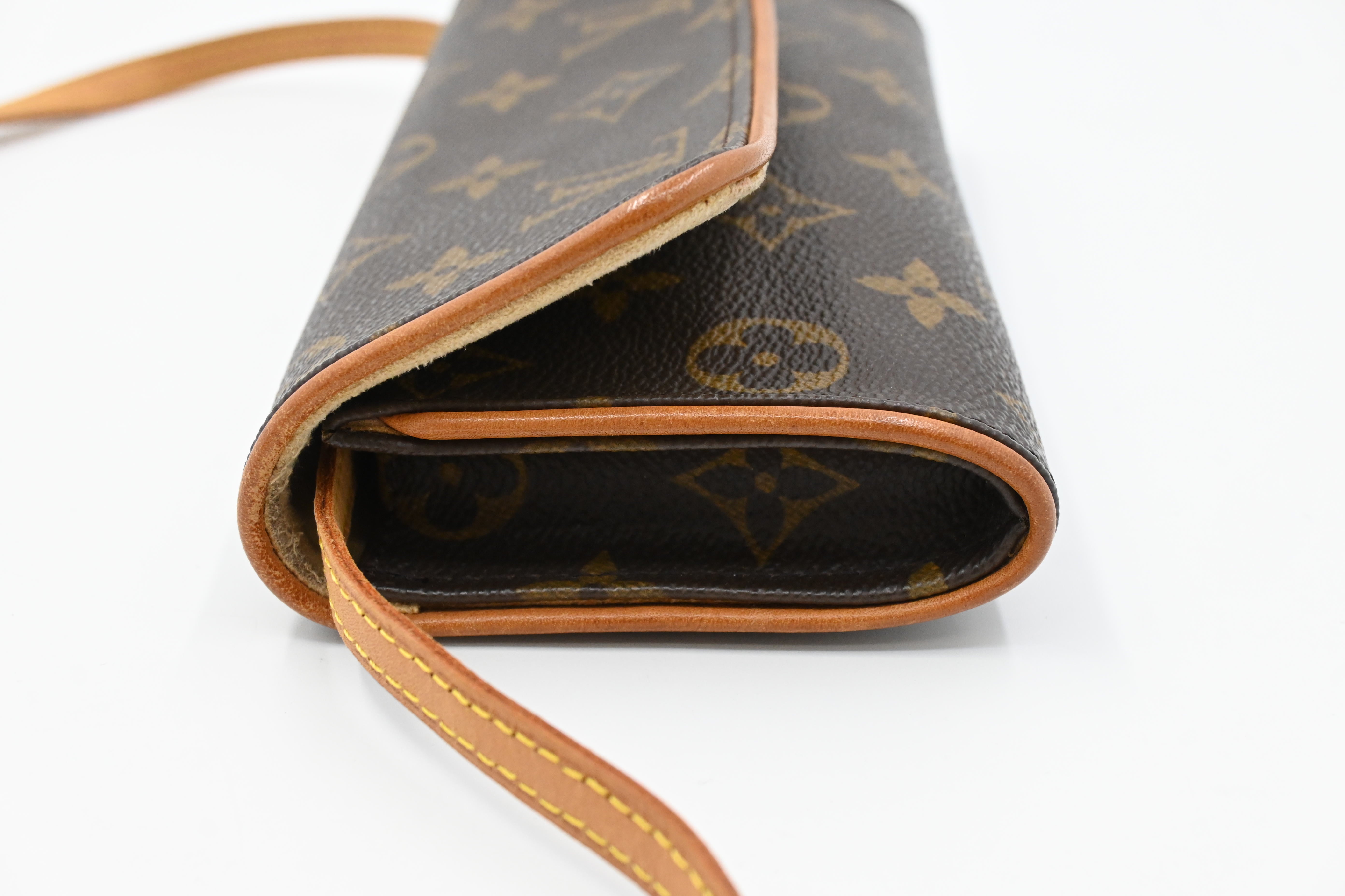 Louis Vuitton Pochette Twin in Monogram Canvas – Weekly Lux Drop