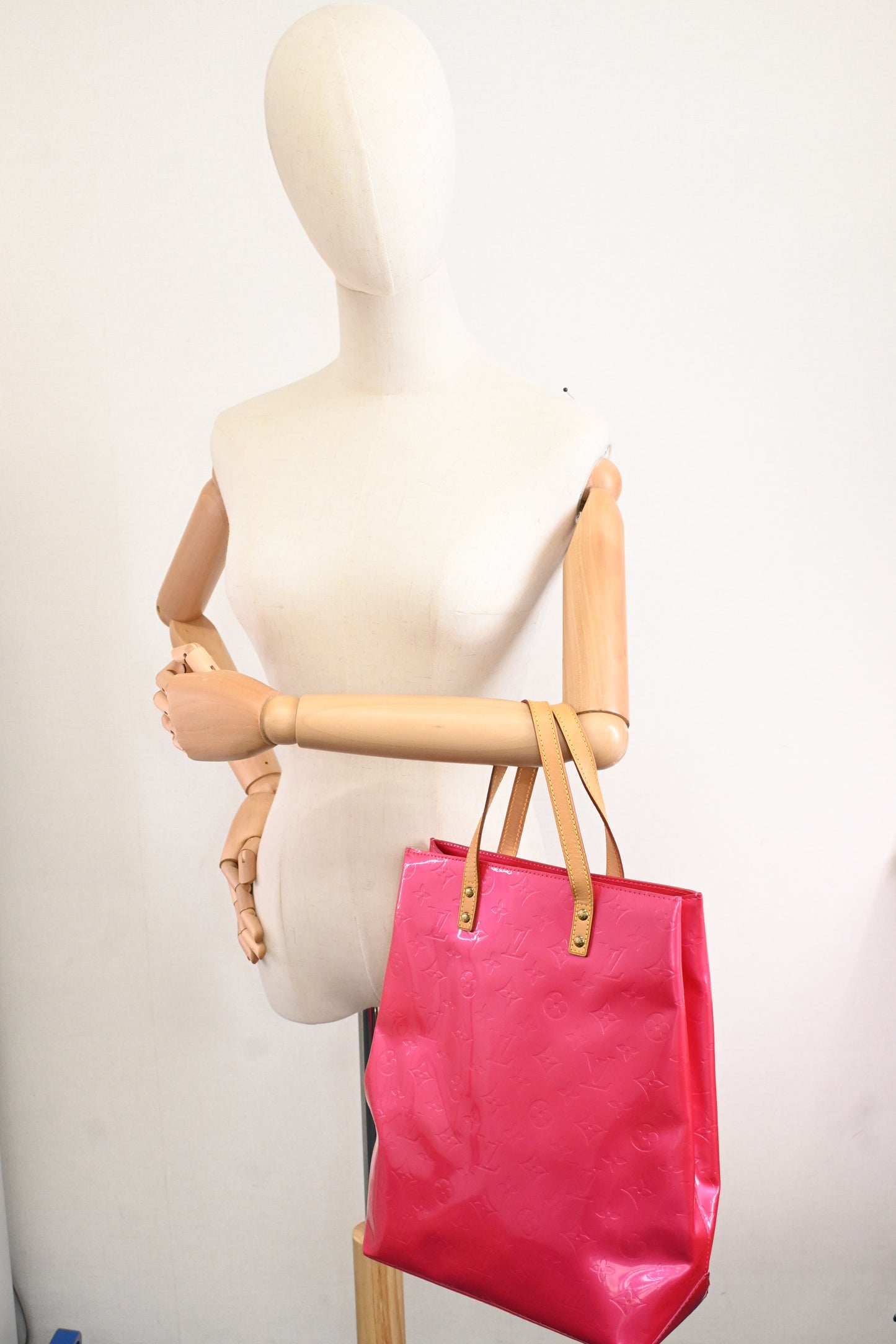 Louis Vuitton Reade MM in Pink Vernis Leather