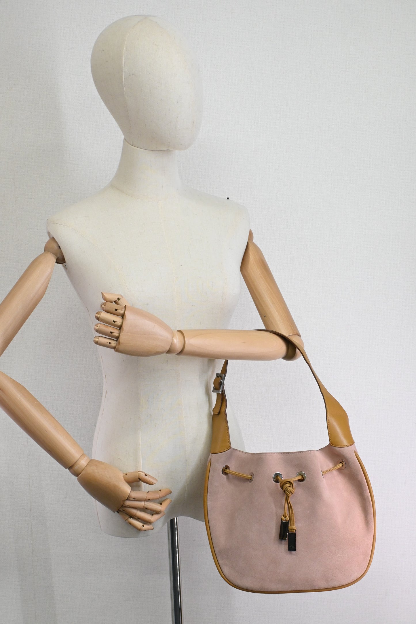 Gucci Hobo Bag in Pink Suede Leather