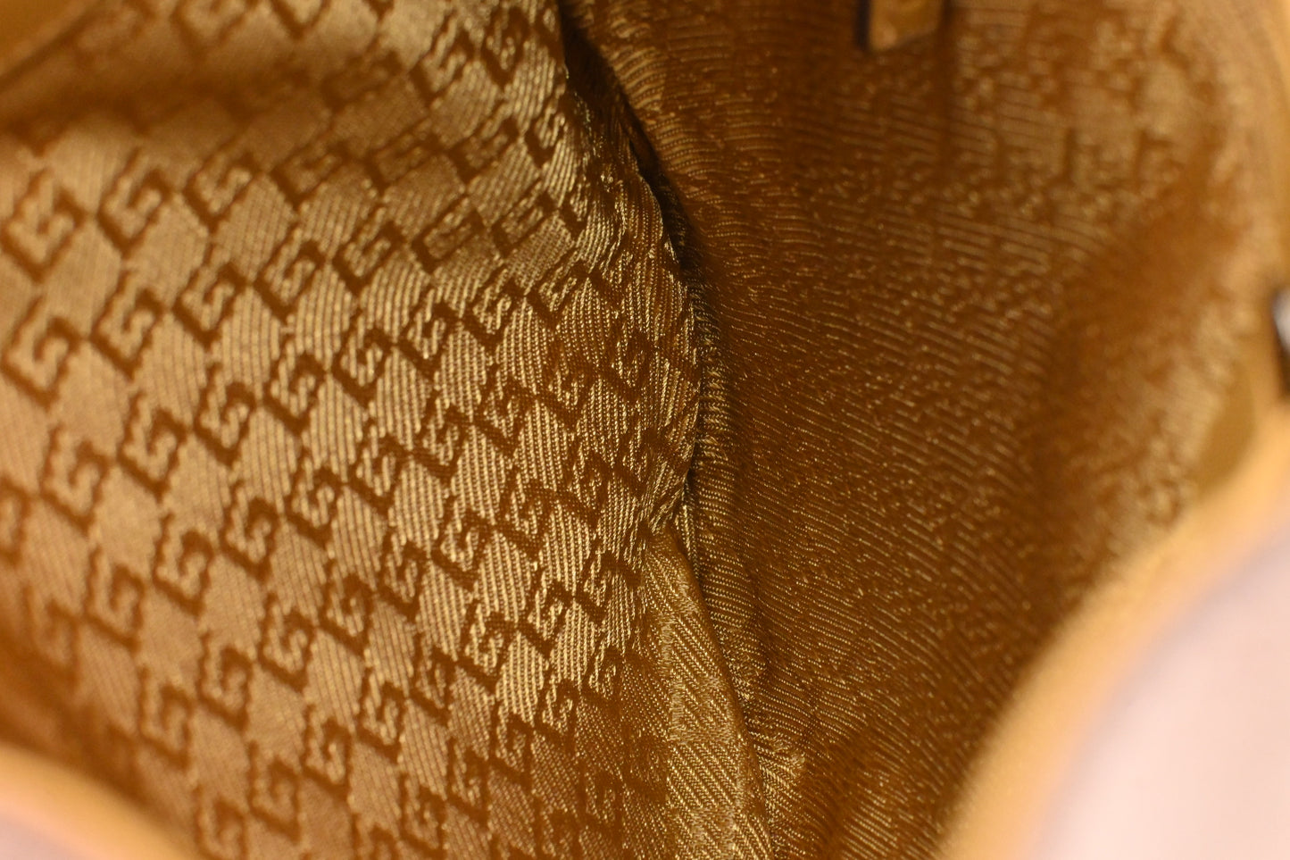 Gucci Hobo Bag in Pink Suede Leather