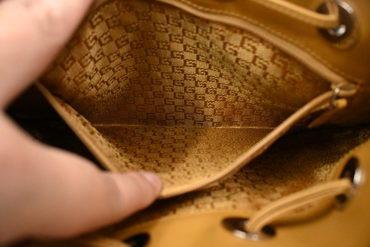 Gucci Hobo Bag in Pink Suede Leather