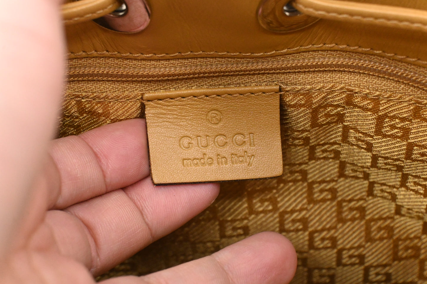 Gucci Hobo Bag in Pink Suede Leather