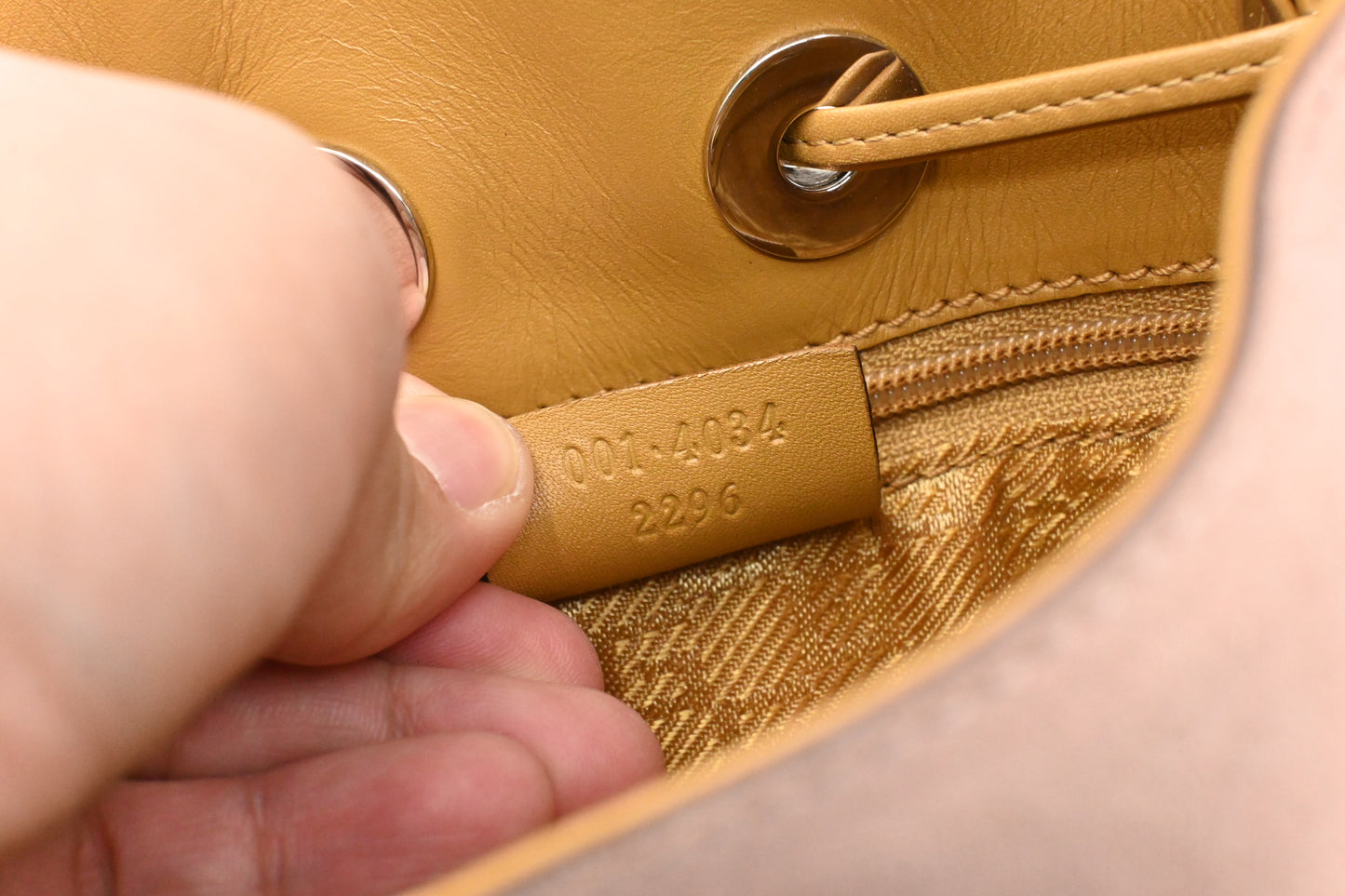 Gucci Hobo Bag in Pink Suede Leather