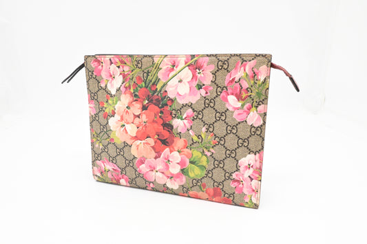Gucci Clutch in Pink Blooms GG Canvas