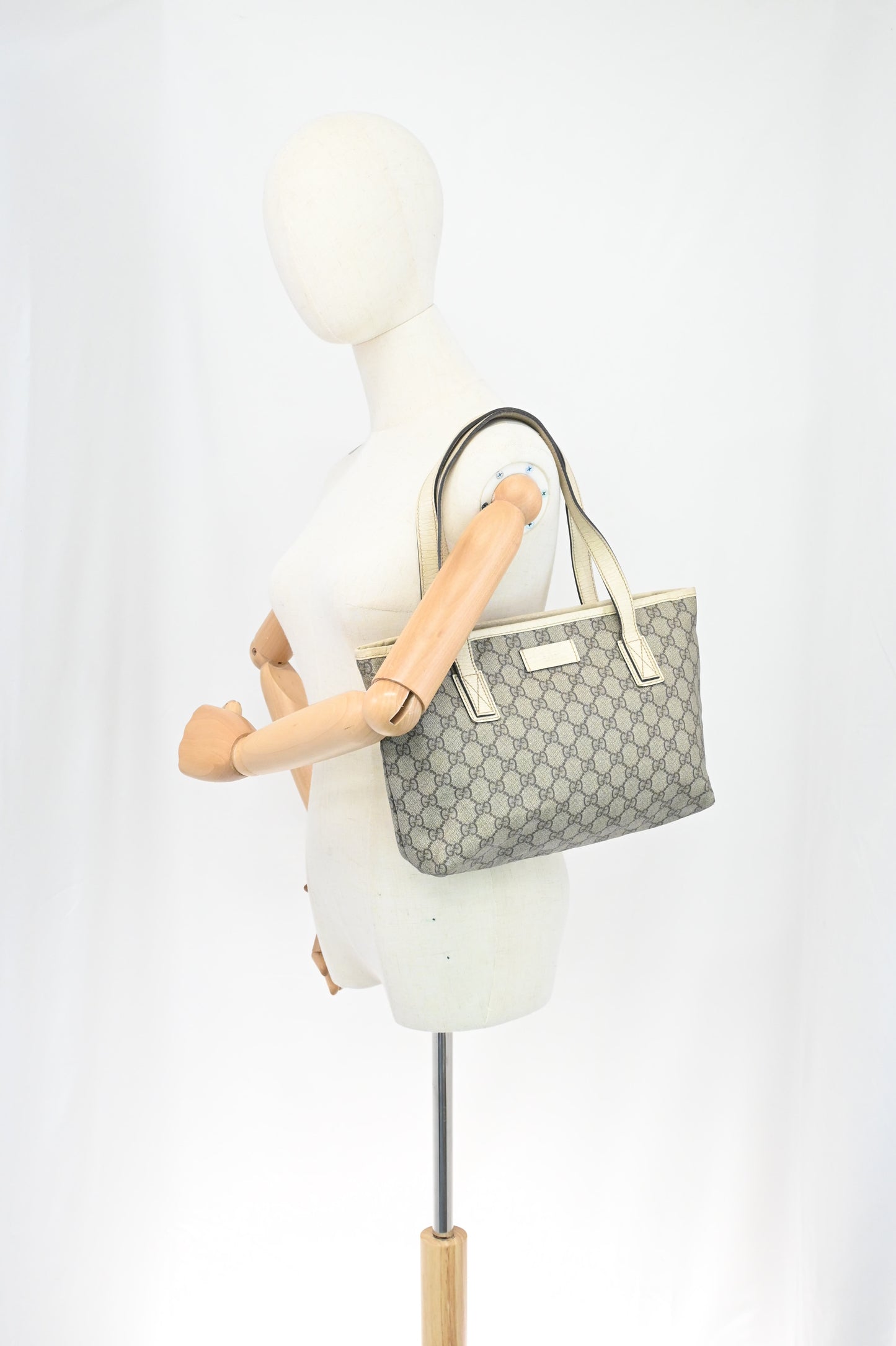 Gucci Shoulder Tote in GG Supreme Canvas