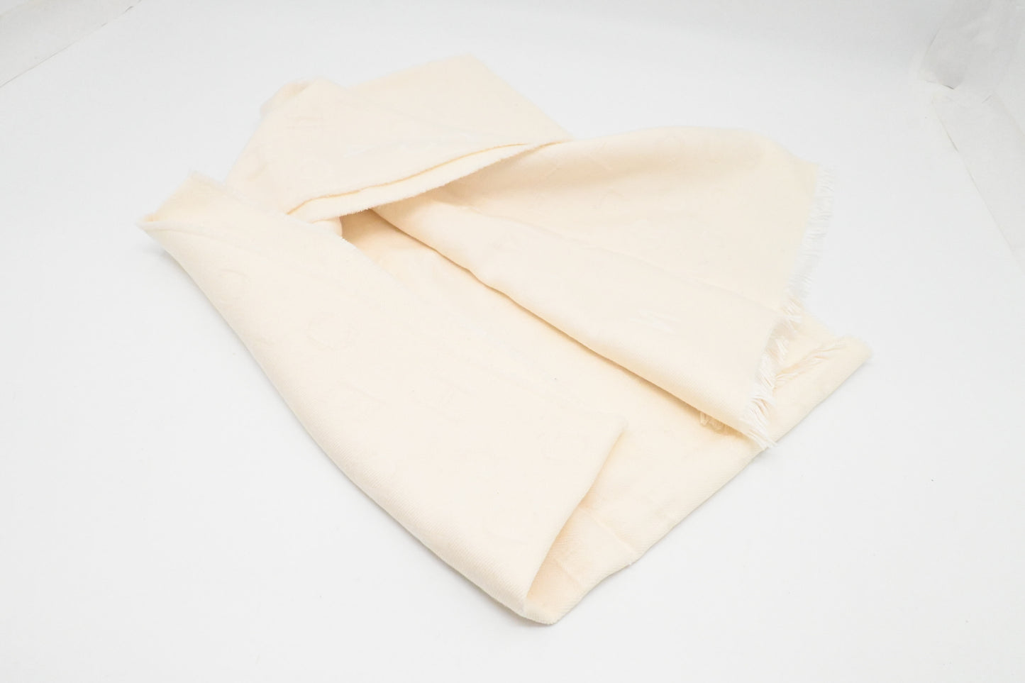 Chanel Scarf in White in Wool, Silk and Cotton