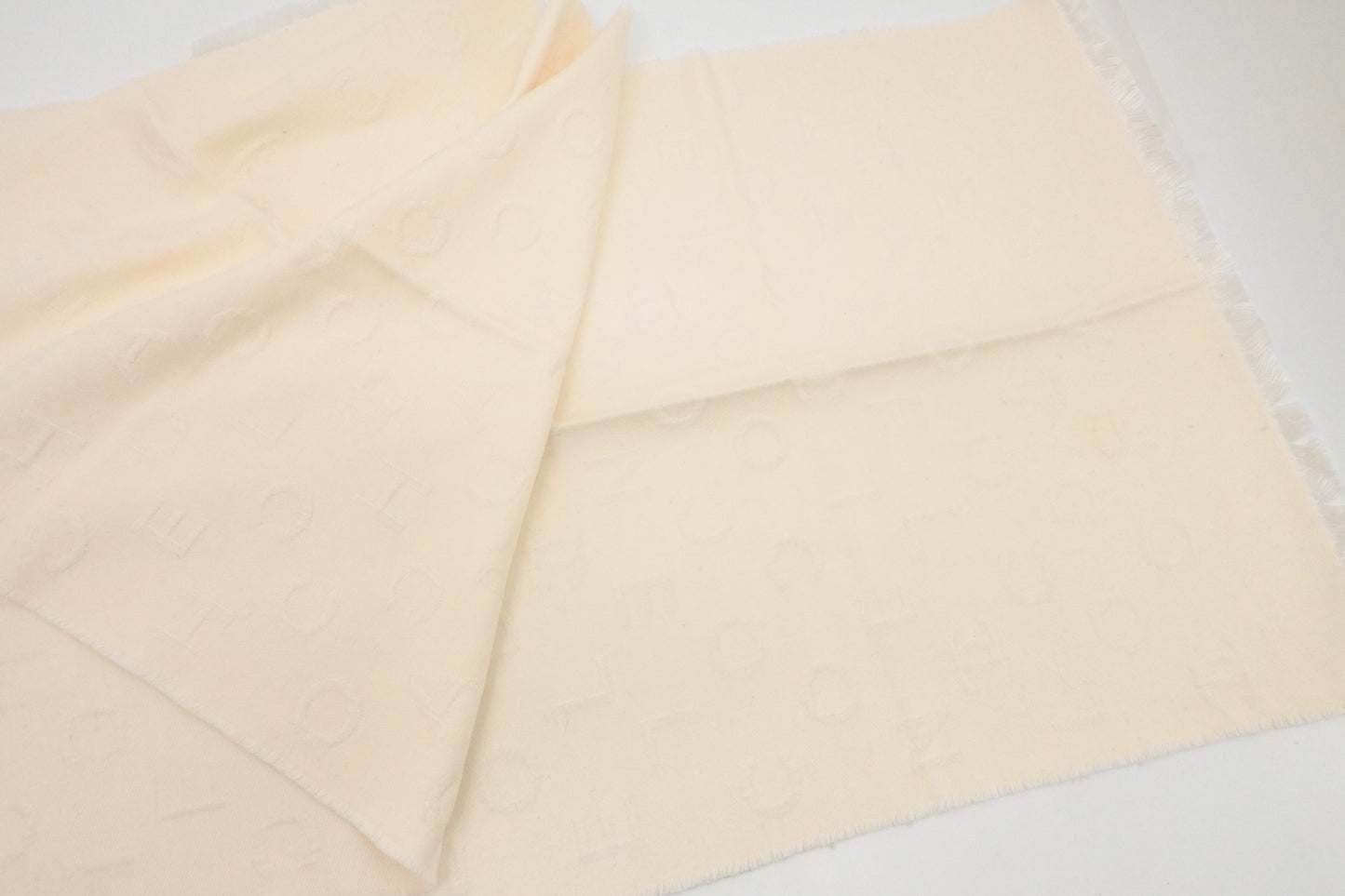 Chanel Scarf in White in Wool, Silk and Cotton