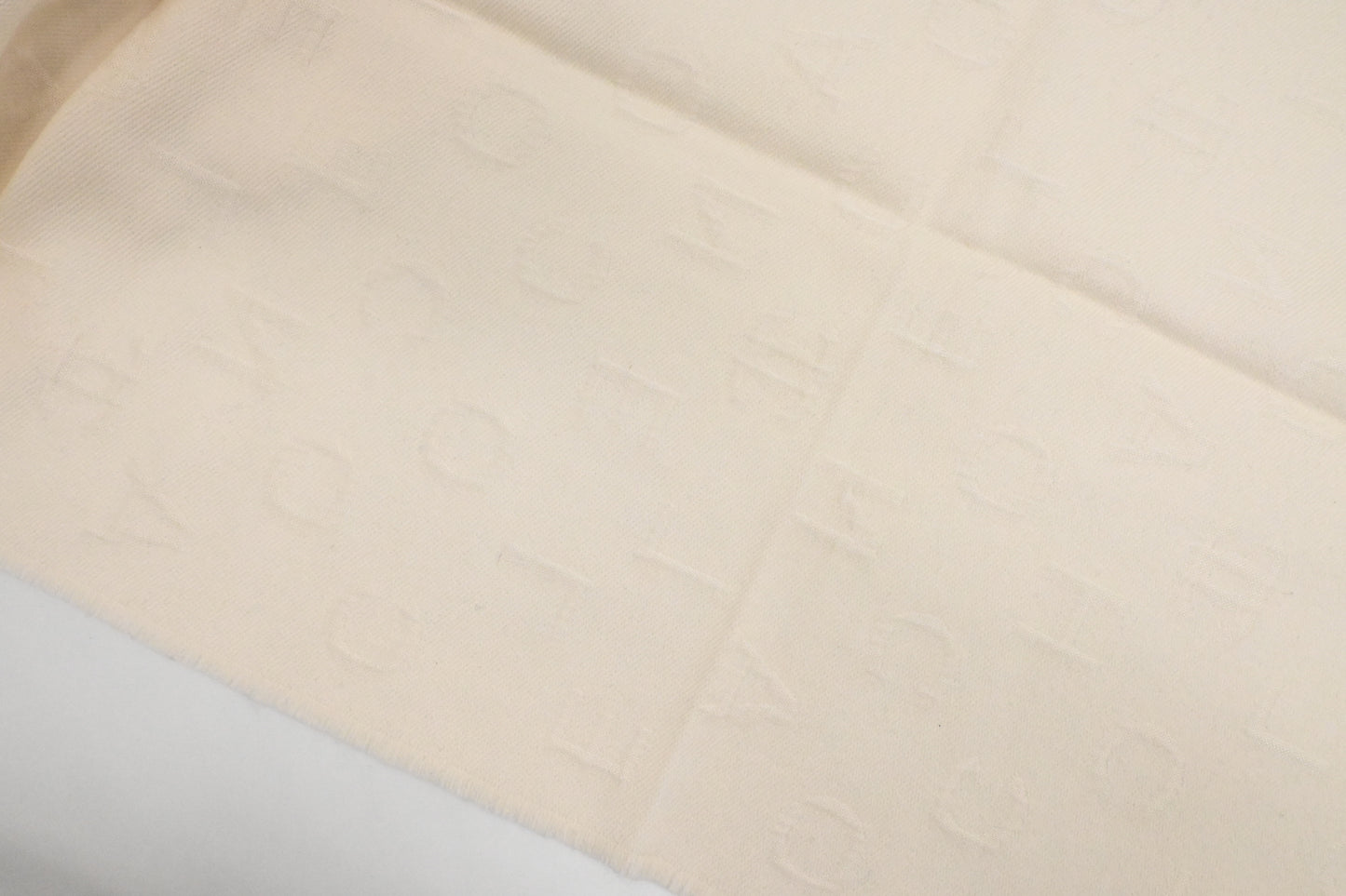 Chanel Scarf in White in Wool, Silk and Cotton