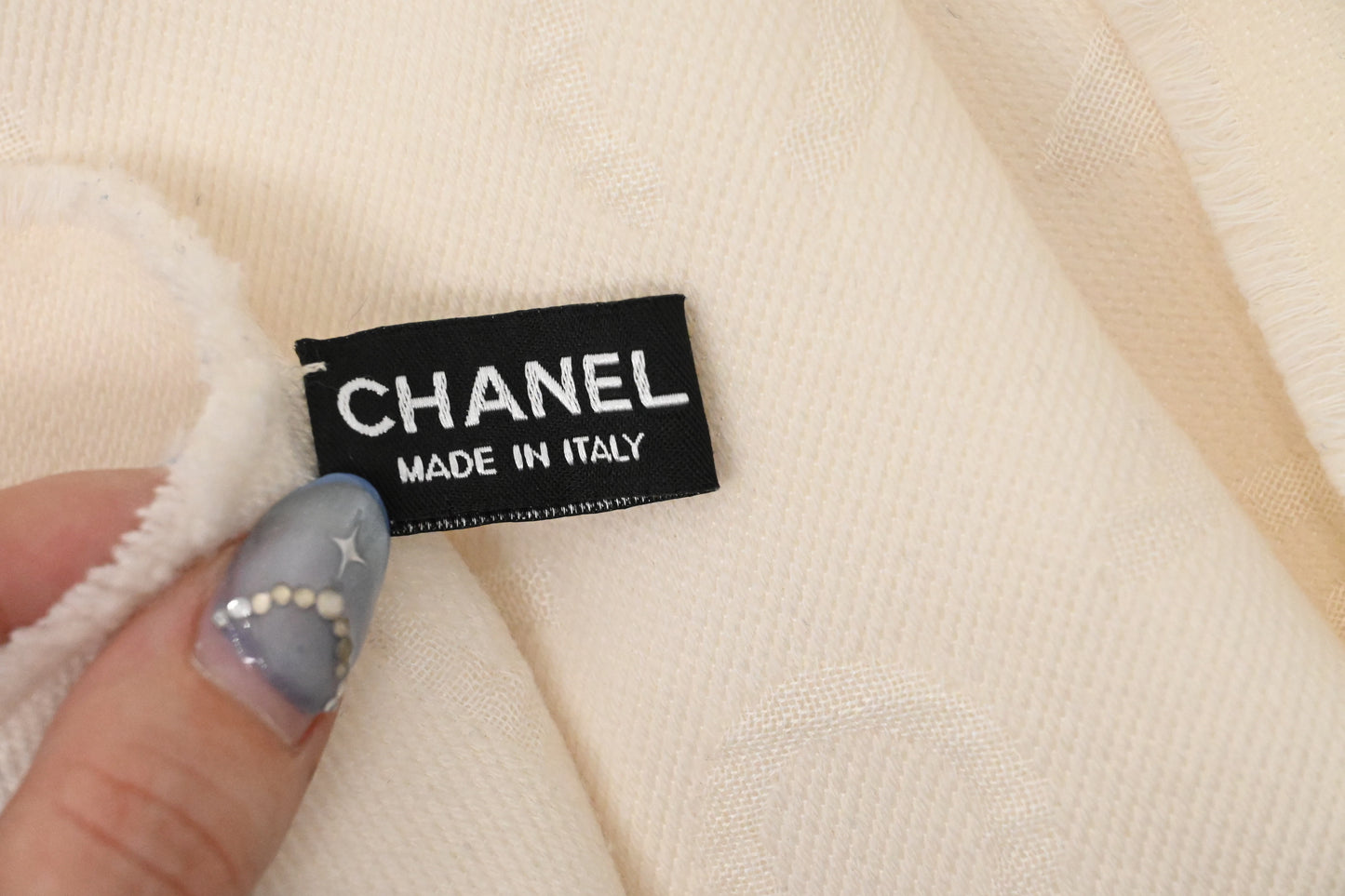 Chanel Scarf in White in Wool, Silk and Cotton