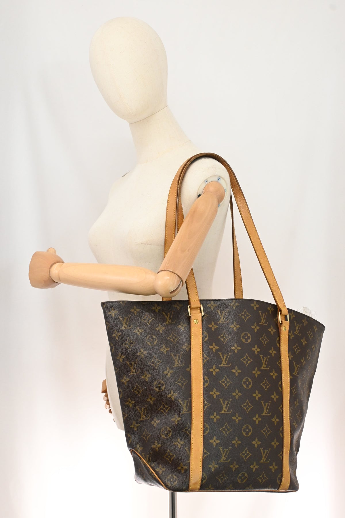 Louis Vuitton Sac Shopping 48 in Monogram Canvas