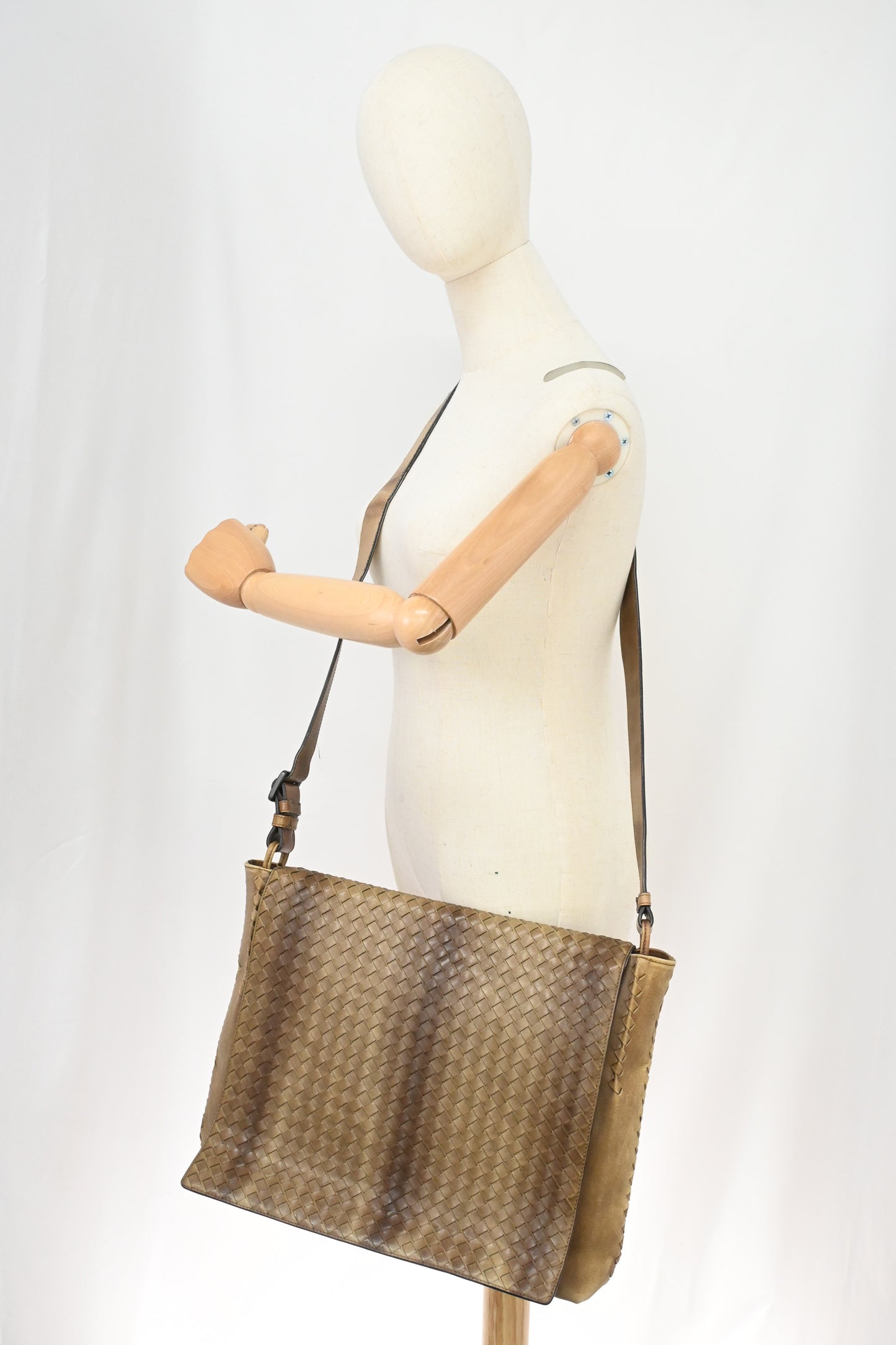 Bottega Veneta Messenger Bag in Beige Gradient Intrecciato Leather