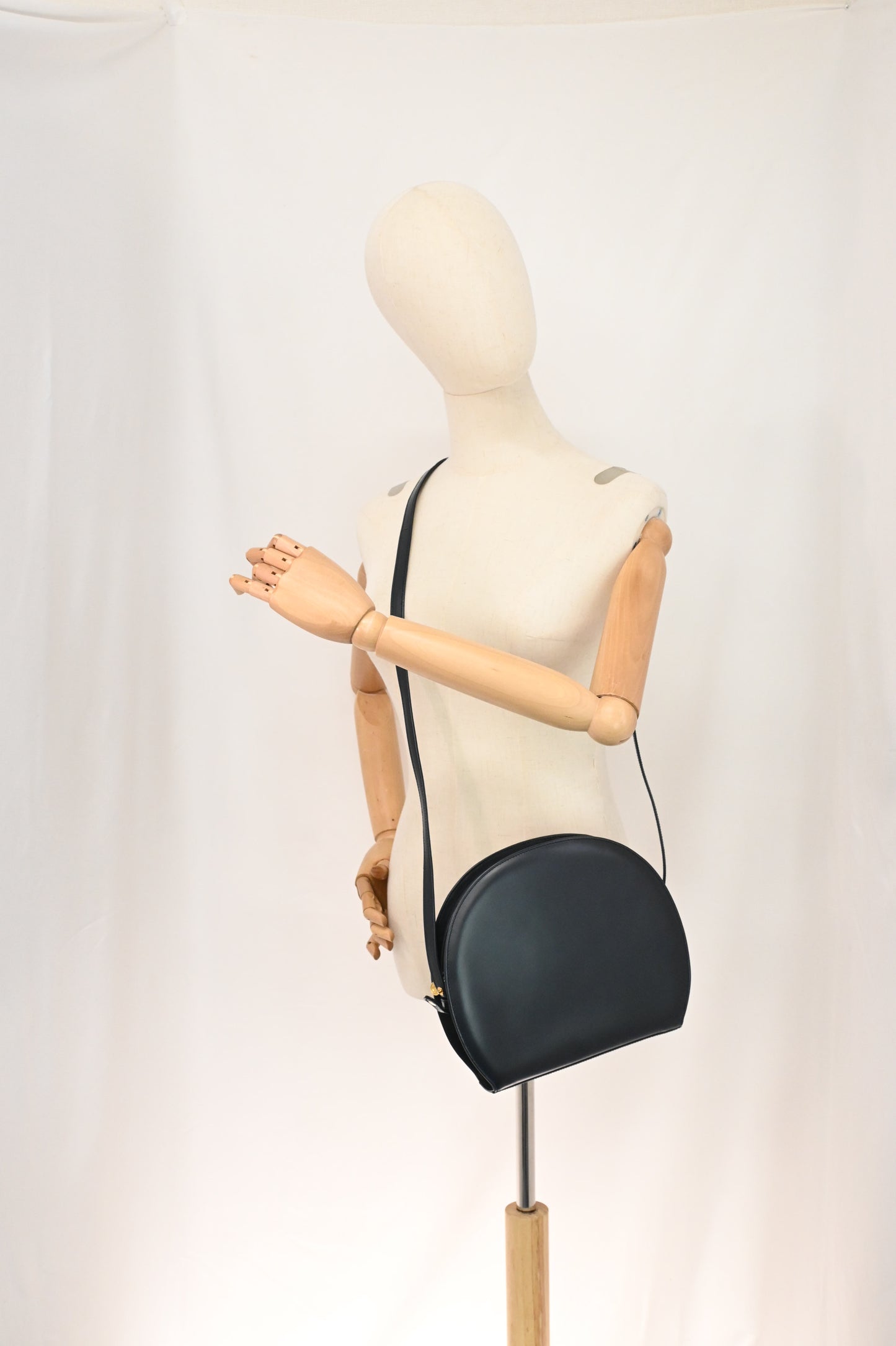 Gucci Round Shoulder Bag in Navy Blue Leather