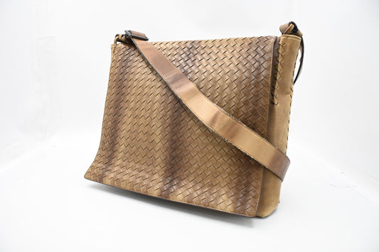 Bottega Veneta Messenger Bag in Beige Gradient Intrecciato Leather