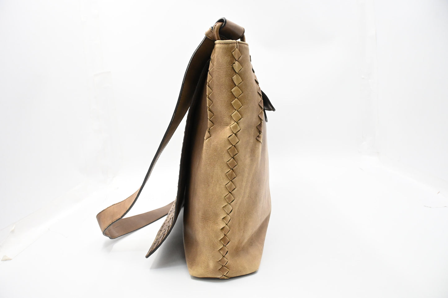 Bottega Veneta Messenger Bag in Beige Gradient Intrecciato Leather