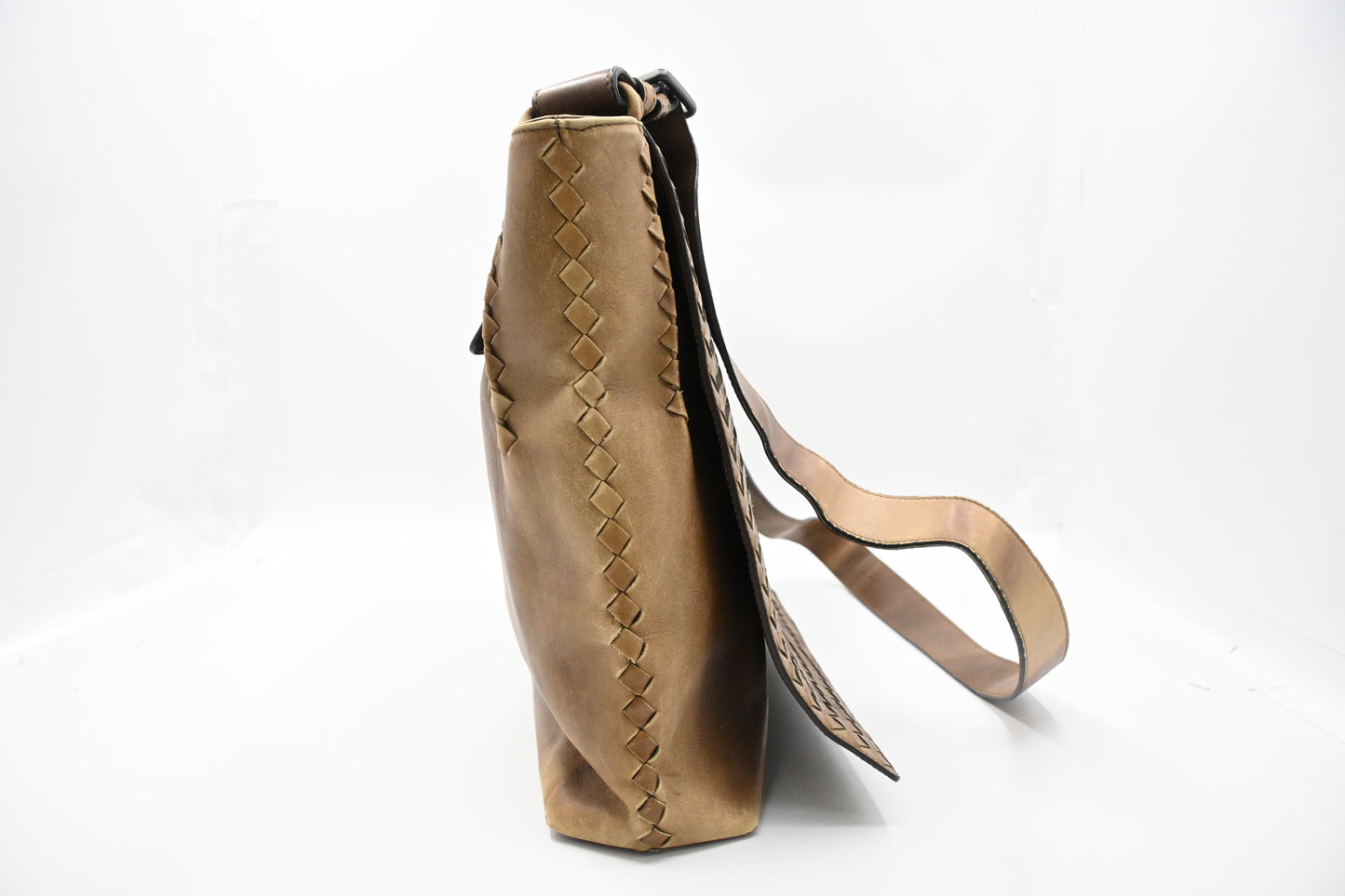 Bottega Veneta Messenger Bag in Beige Gradient Intrecciato Leather