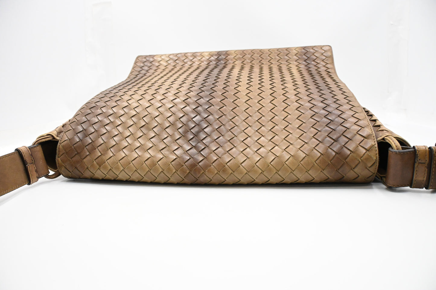 Bottega Veneta Messenger Bag in Beige Gradient Intrecciato Leather