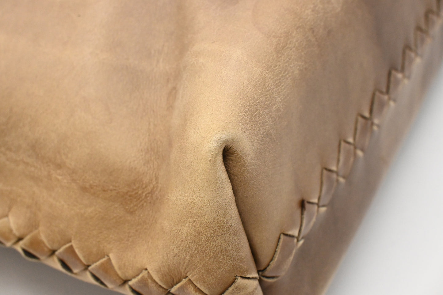 Bottega Veneta Messenger Bag in Beige Gradient Intrecciato Leather