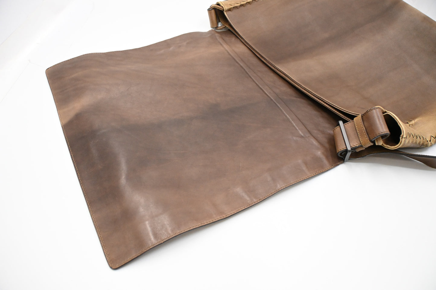 Bottega Veneta Messenger Bag in Beige Gradient Intrecciato Leather