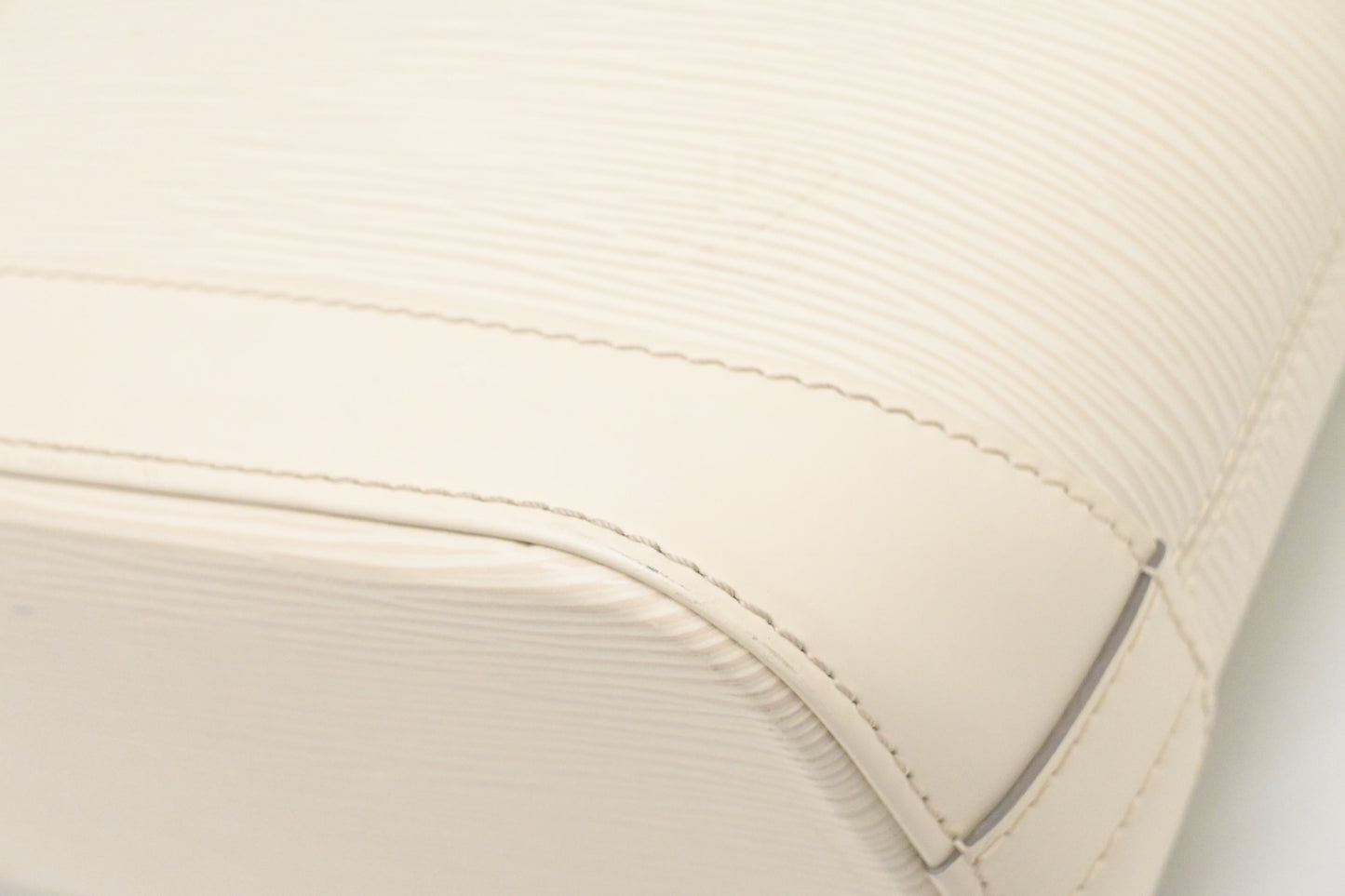 Louis Vuitton Lockit Vertical Handbag in Epi White leather