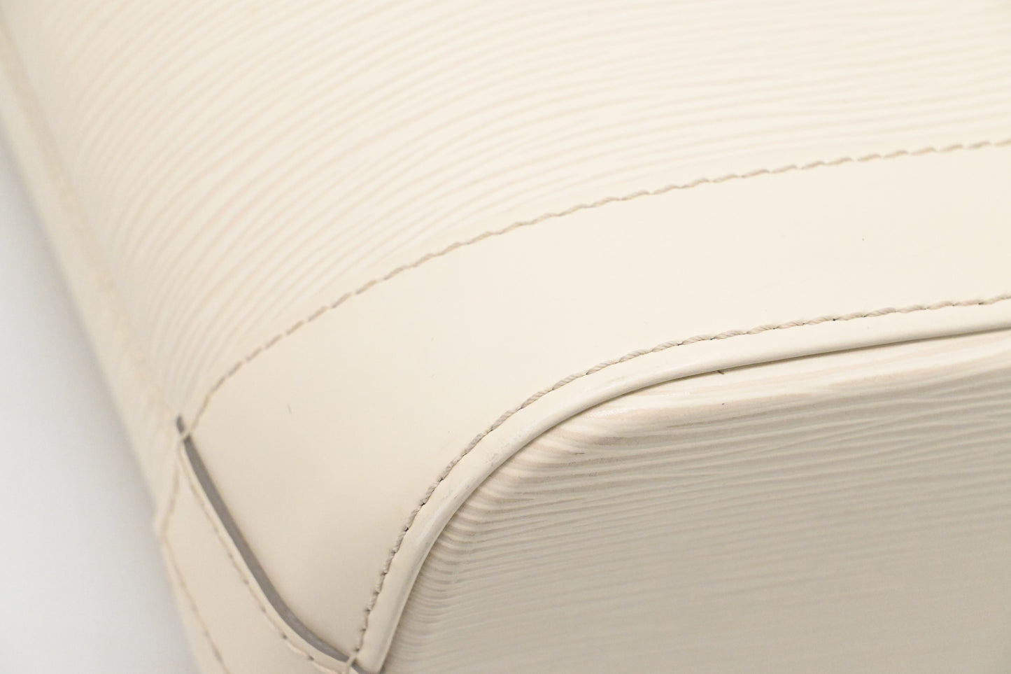 Louis Vuitton Lockit Vertical Handbag in Epi White leather