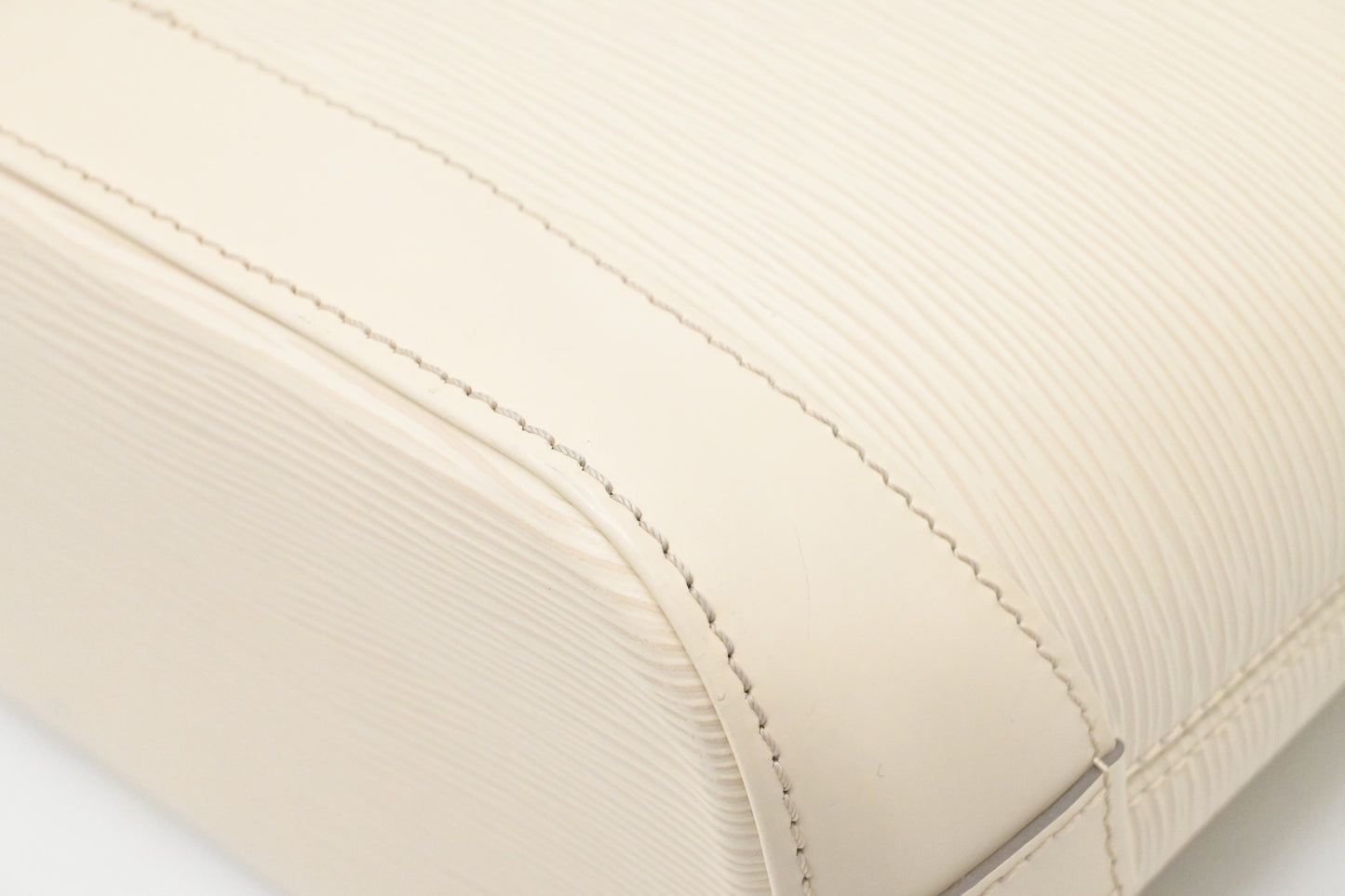Louis Vuitton Lockit Vertical Handbag in Epi White leather