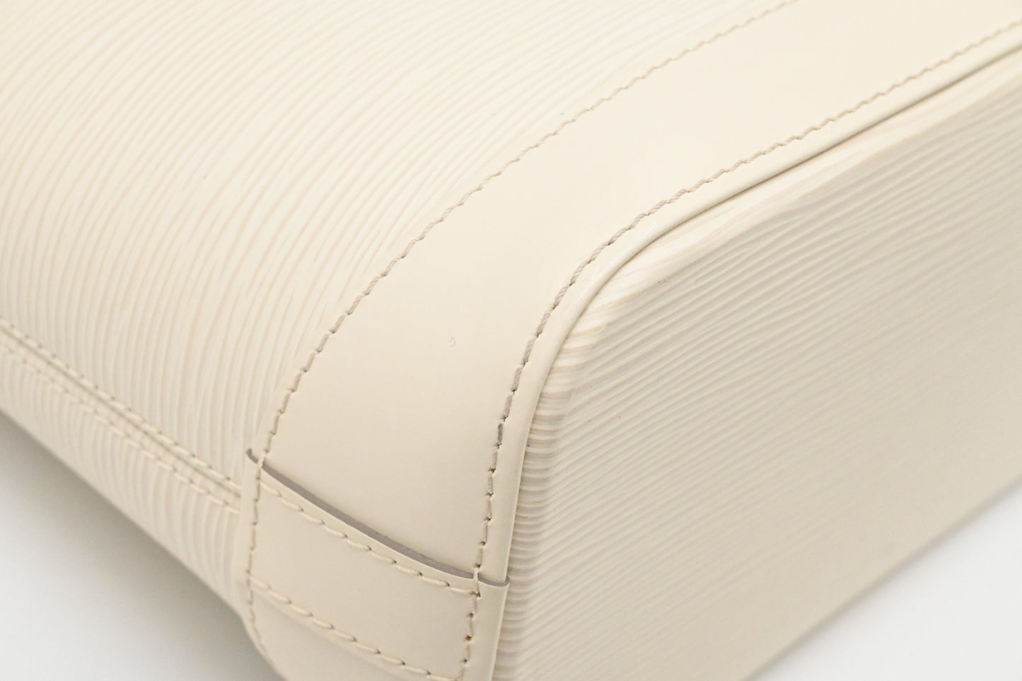 Louis Vuitton Lockit Vertical Handbag in Epi White leather