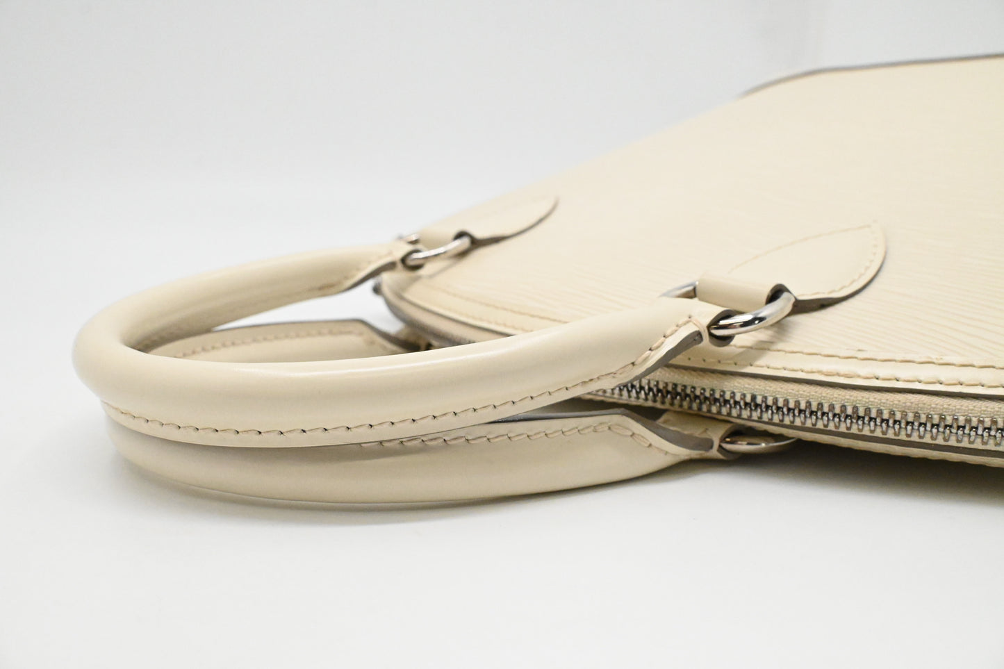 Louis Vuitton Lockit Vertical Handbag in Epi White leather