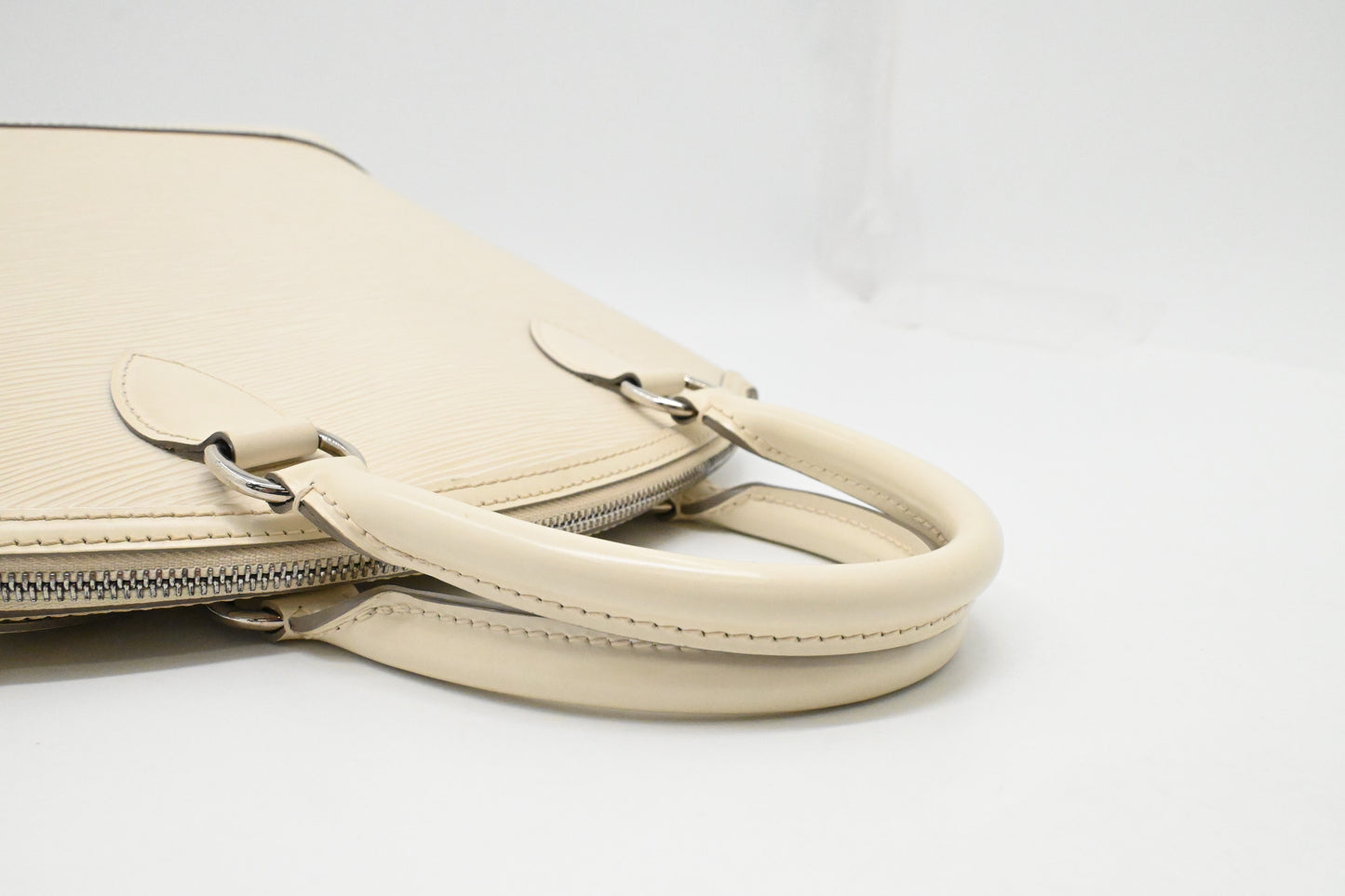 Louis Vuitton Lockit Vertical Handbag in Epi White leather