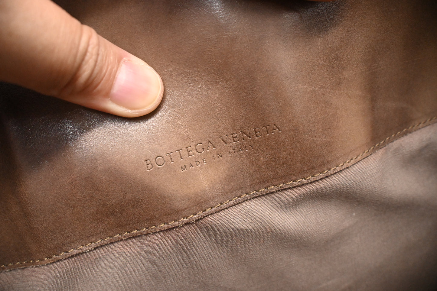 Bottega Veneta Messenger Bag in Beige Gradient Intrecciato Leather