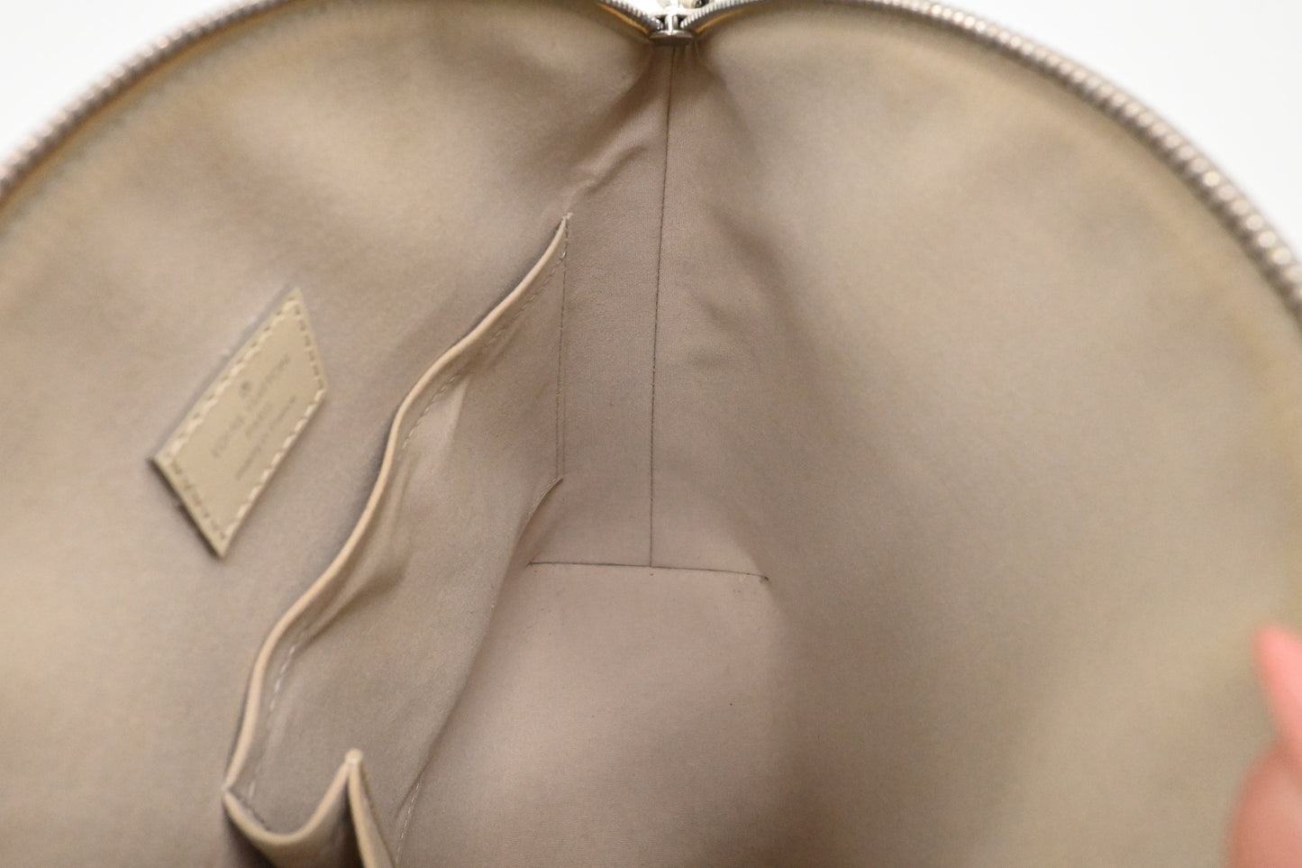 Louis Vuitton Lockit Vertical Handbag in Epi White leather